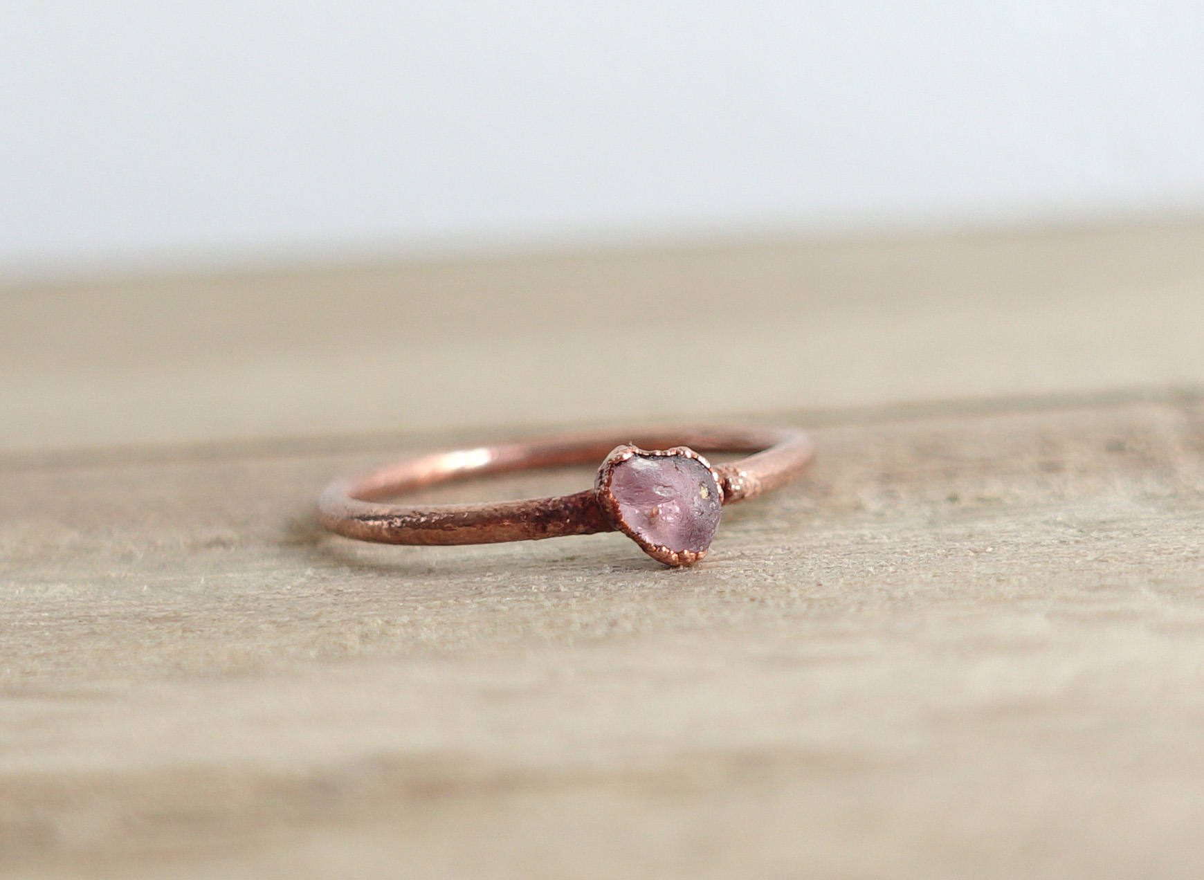 Pink Saphir Kupferring/Natürlicher Edelstein Rohstein Ring Unikat Pink Saphir Kupferring/Natürlicher Edelstein Rohstein Ring Unikat von Volucelle