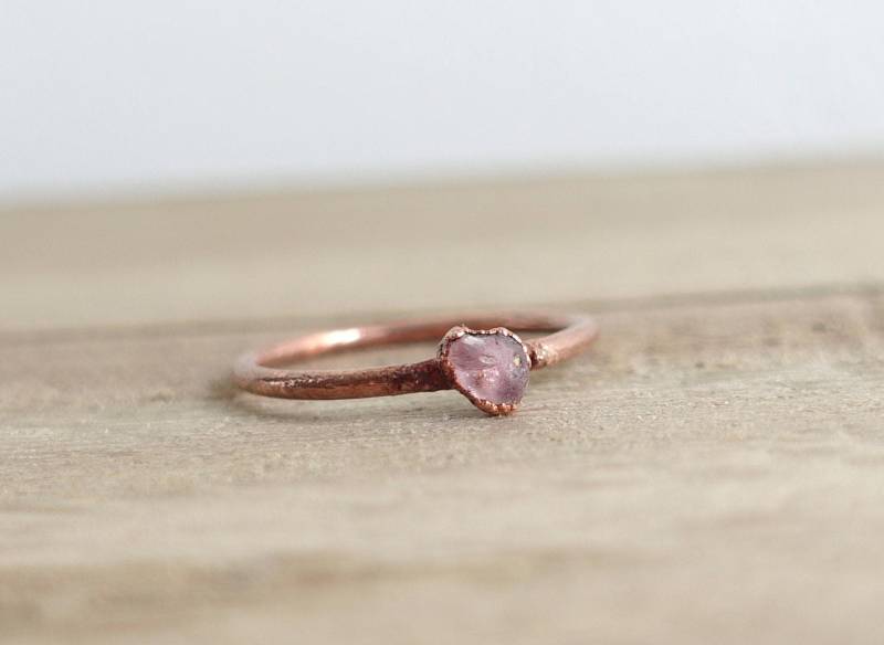 Pink Saphir Kupferring/Natürlicher Edelstein Rohstein Ring Unikat Pink Saphir Kupferring/Natürlicher Edelstein Rohstein Ring Unikat von Volucelle