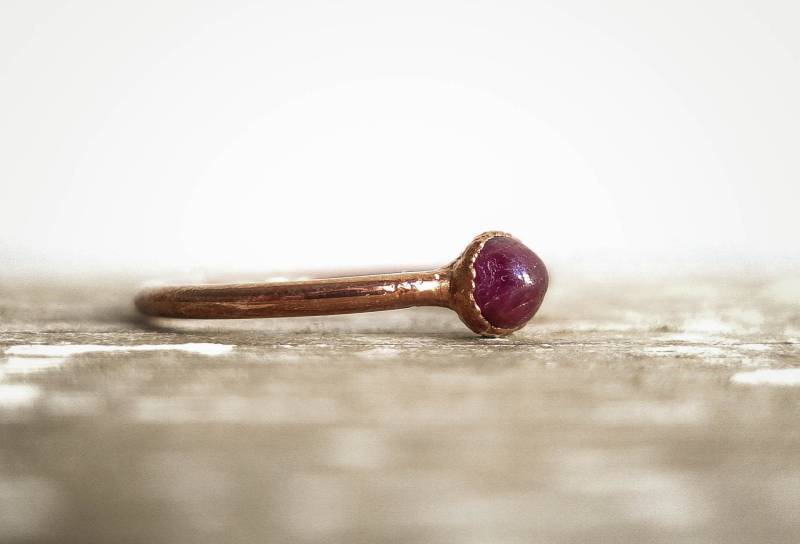 Rubin Kupfer Ring/Natürlicher Edelstein Handgemachtes Unikat Festival Juli Birthstone Geschenk Rubin Kupfer Ring/Natürlicher Edelstein Handgemachtes Unikat Festival Juli Birthstone Geschenk von Volucelle