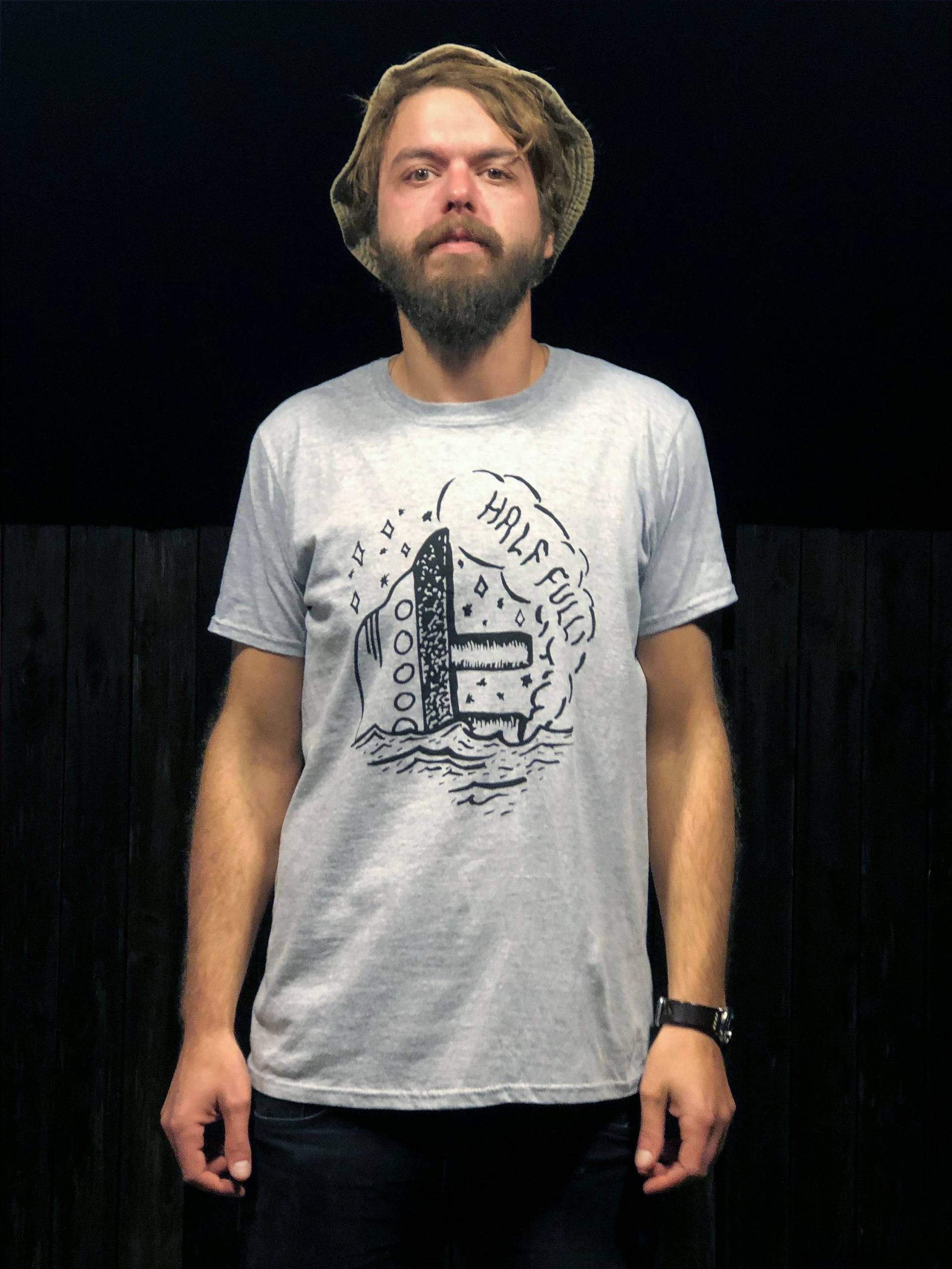 Schiff Halb Voll Unisex Tshirt Schiff Halb Voll Unisex Tshirt von VonBrutonPrintshop