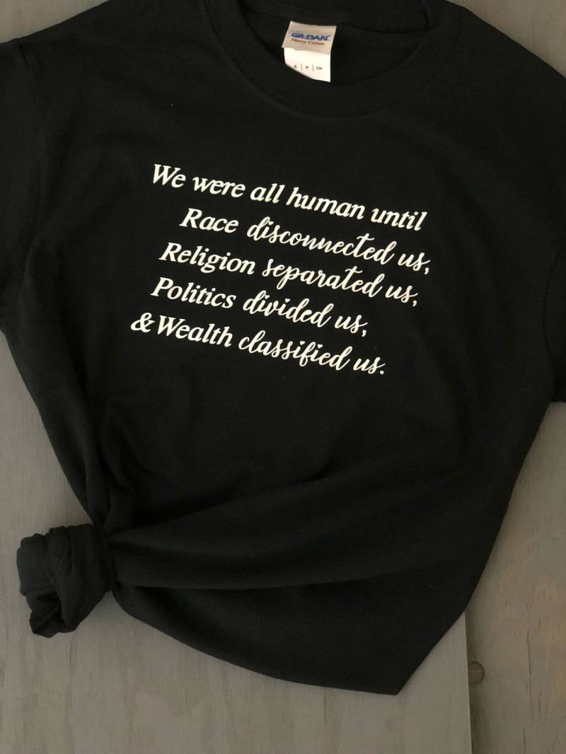 Humanitäre Shirt Wir Waren Alle Menschen Bis... Rasse Trennte Uns, Religion Politik Spaltete Uns Und Reichtum Klassifizierte Uns Humanitäre Shirt Wir Waren Alle Menschen Bis... Rasse Trennte Uns, Religion Politik Spaltete Uns Und Reichtum Klassifizierte Uns von VonHartVinyl