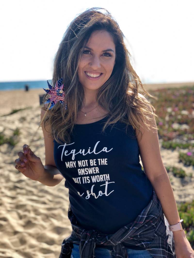 Tequila Kann Nicht Die Antwort Sein, Aber Es Lohnt Sich Ein Schuss/Navy Blue Party Tank Top Tequila Kann Nicht Die Antwort Sein, Aber Es Lohnt Sich Ein Schuss/Navy Blue Party Tank Top von VonHartVinyl