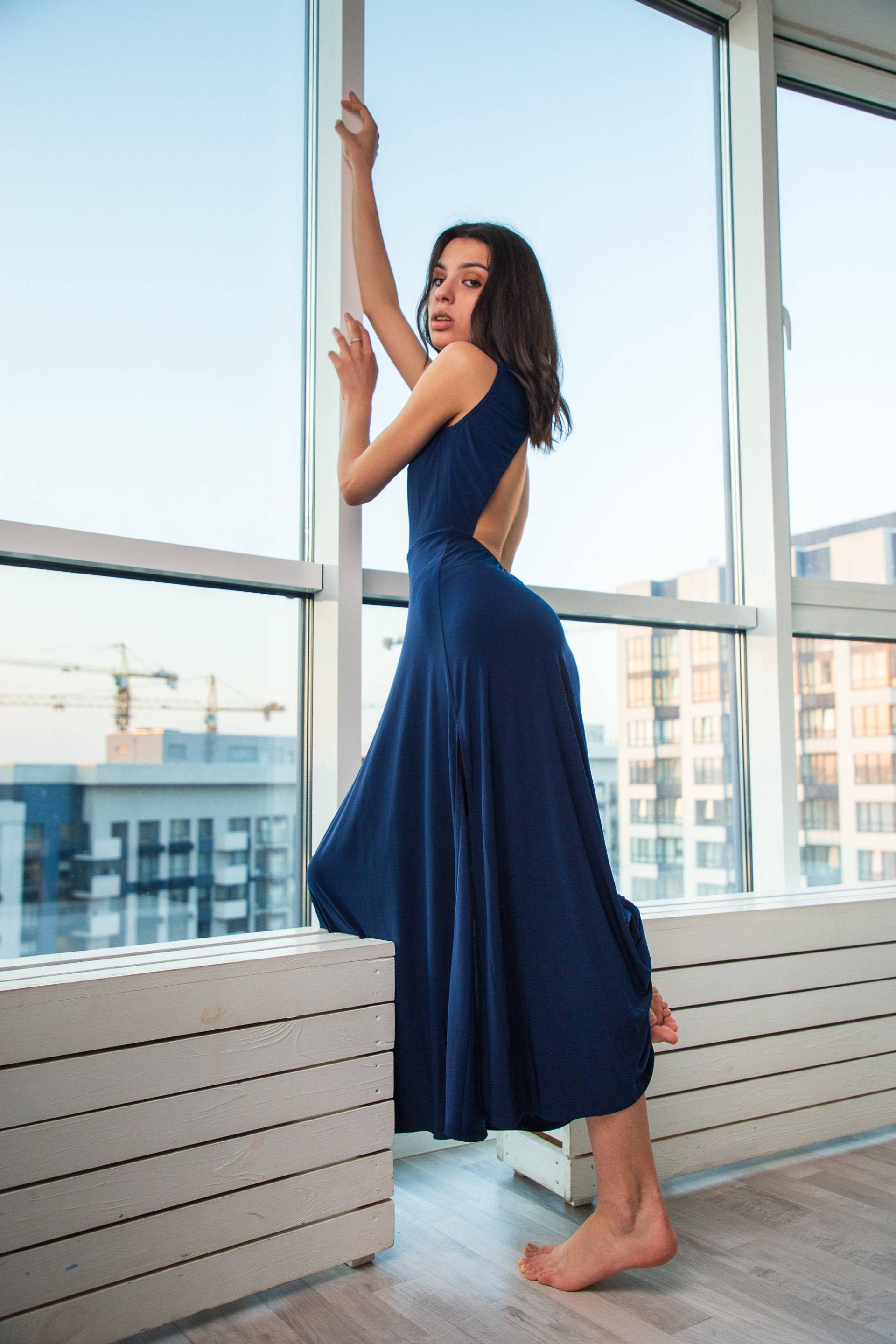 Blaues Satin Maxikleid Rückenfreies Abendkleid Blaues Satin Maxikleid Rückenfreies Abendkleid von VonaDmytras