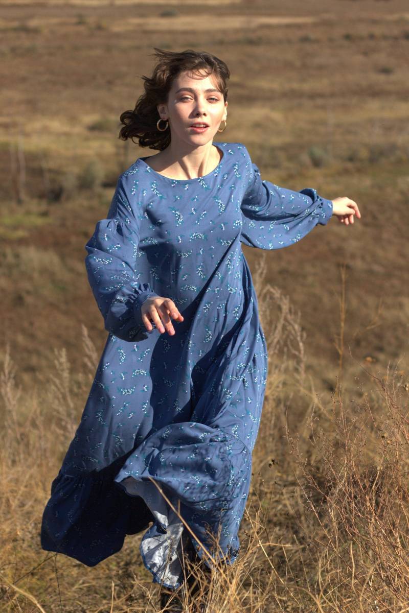 Floral Baumwolle Midi Kleid Blaue Rüschen Langarm Swing Robe von VonaDmytras
