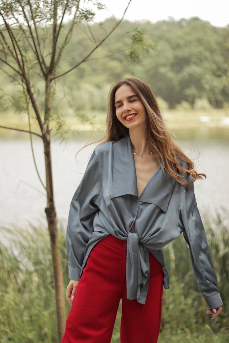 Viskose Satin Bluse Grau-Blau Langarm Büro Shirt Viskose Satin Bluse Grau-Blau Langarm Büro Shirt von VonaDmytras