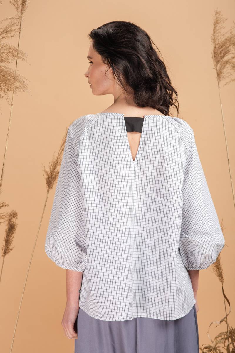 Übergroße Karierte Baumwollbluse 3/4 Bischofsärmel Übergroße Karierte Baumwollbluse 3/4 Bischofsärmel von VonaDmytras