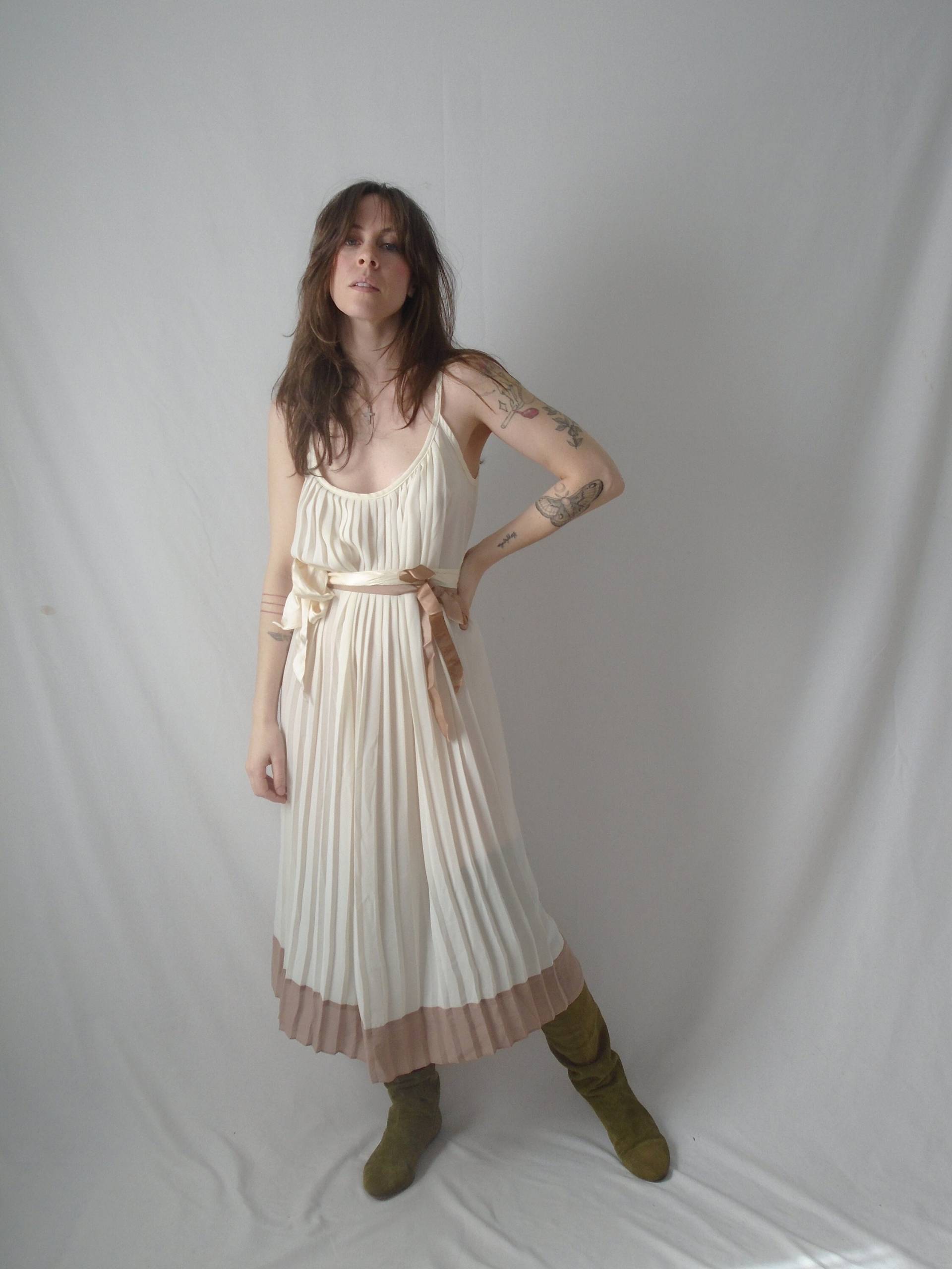 Vintage 70Er Jahre Weiß + Braunes Goddess Plissé Midi Boho Kleid Aus Den 70Ern von VonlenskaVintage