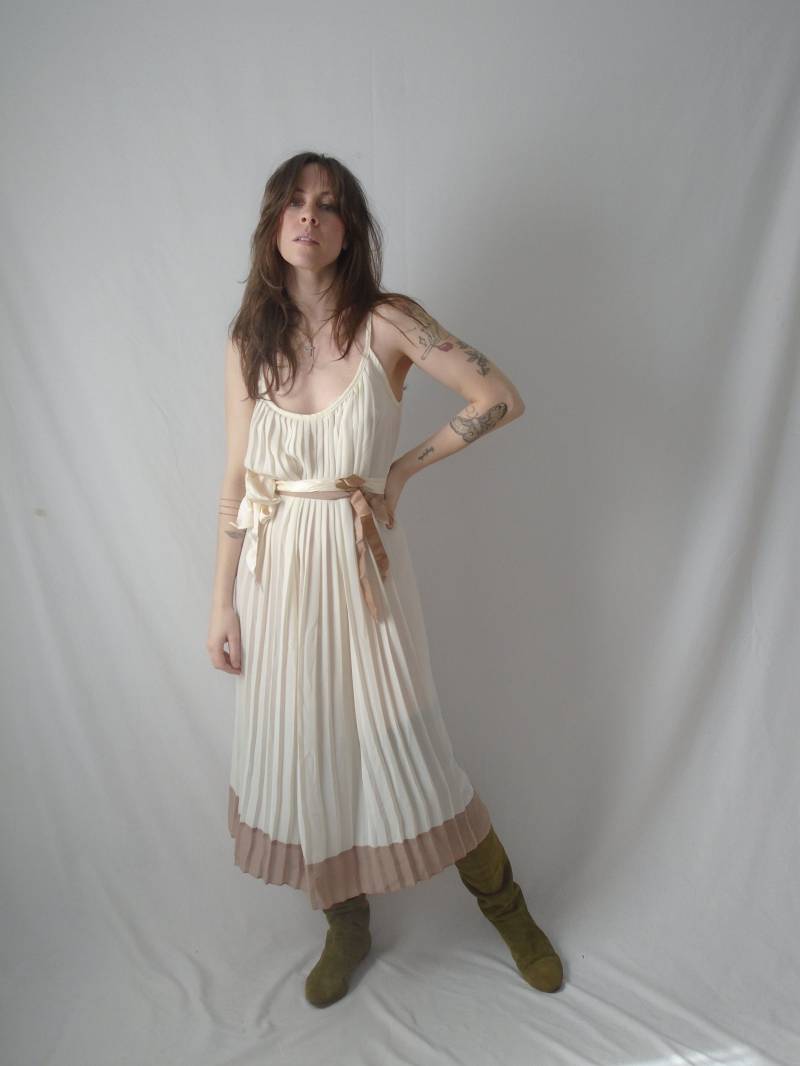 Vintage 70Er Jahre Weiß + Braunes Goddess Plissé Midi Boho Kleid Aus Den 70Ern von VonlenskaVintage