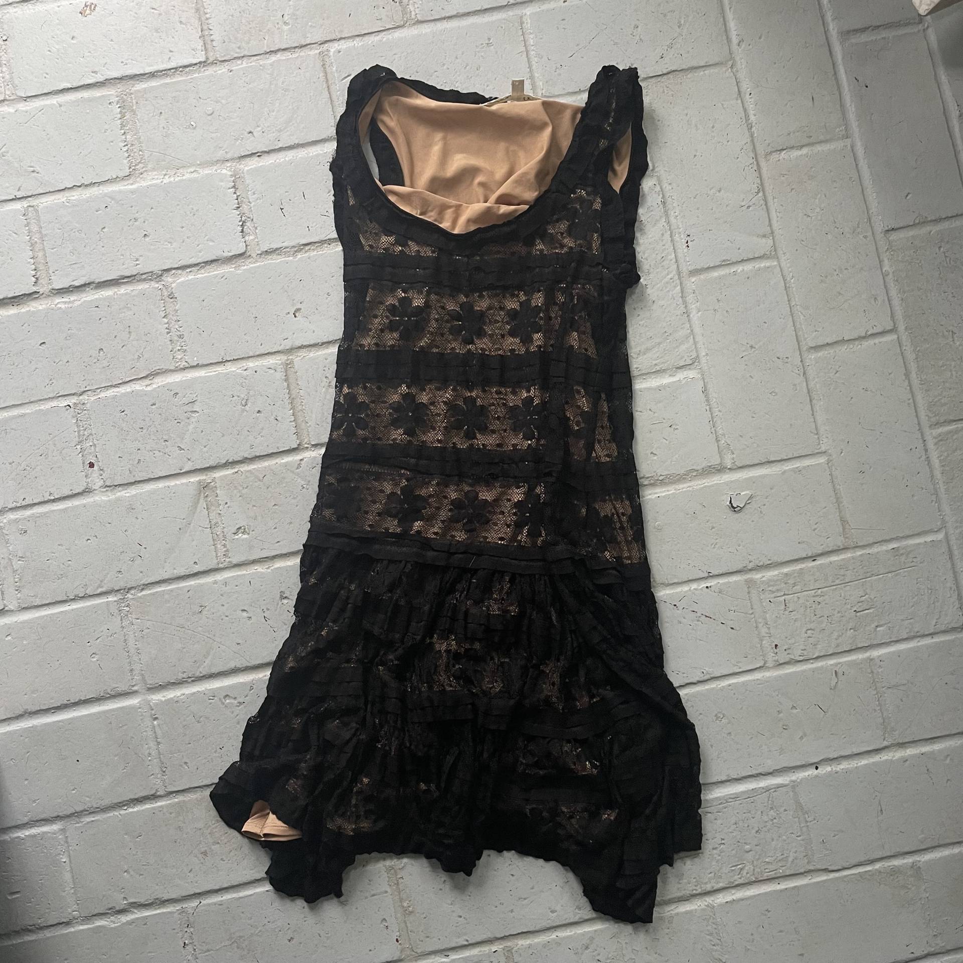 Wednesday Schwarzes Mini Kleid Mit Floraler Spitze, Tief Angesetzter Taille - Vintage Y2K Medium von VonlenskaVintage