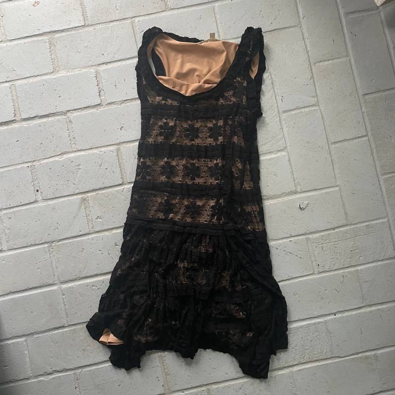 Wednesday Schwarzes Mini Kleid Mit Floraler Spitze, Tief Angesetzter Taille - Vintage Y2K Medium von VonlenskaVintage