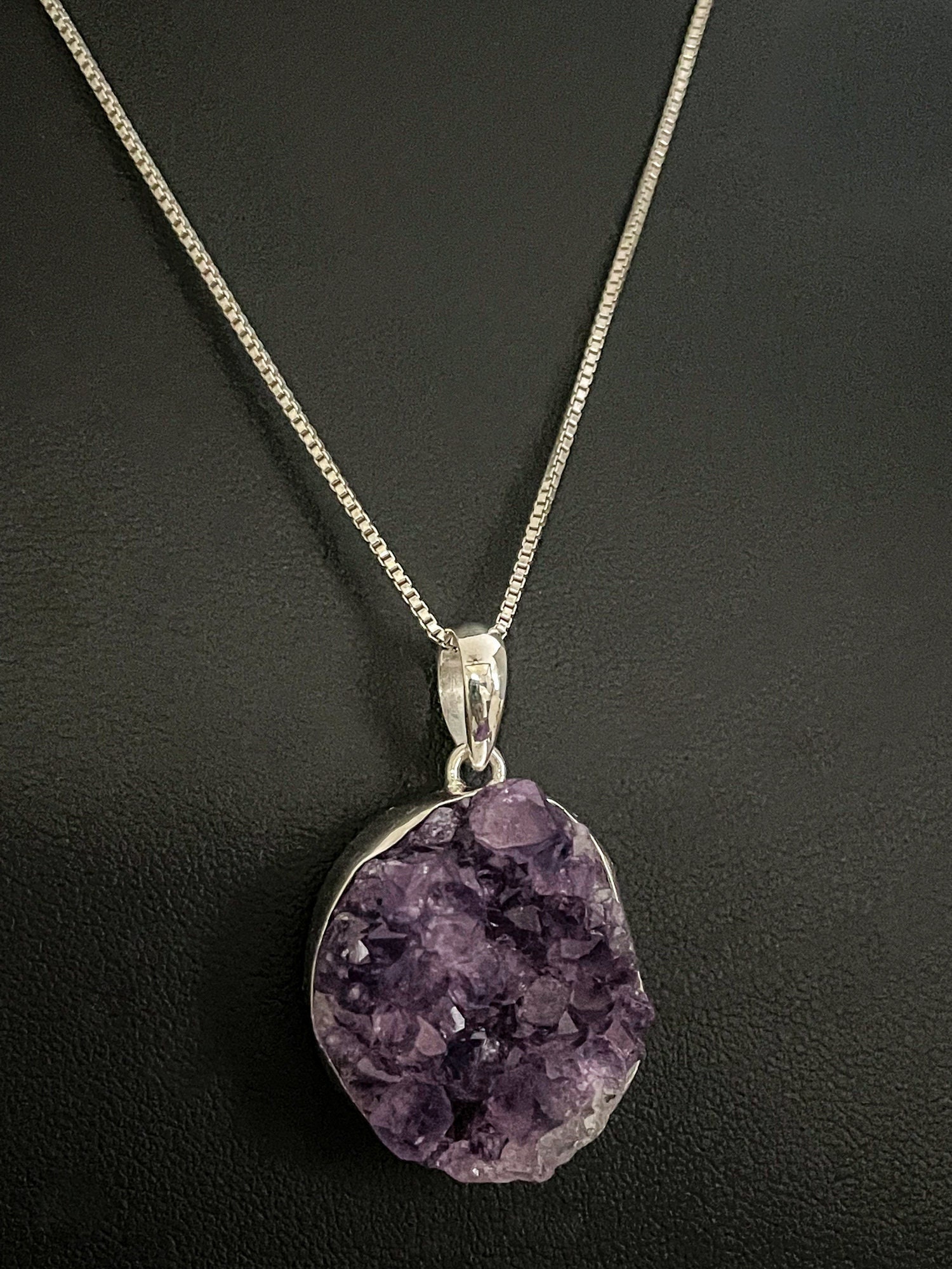 Echte Rohe Amethyst Geode Halskette, Sterling Silber Anhänger, Februar Birthstone Schmuck, Natürlicher Edelstein, Unikat von VonzJewel