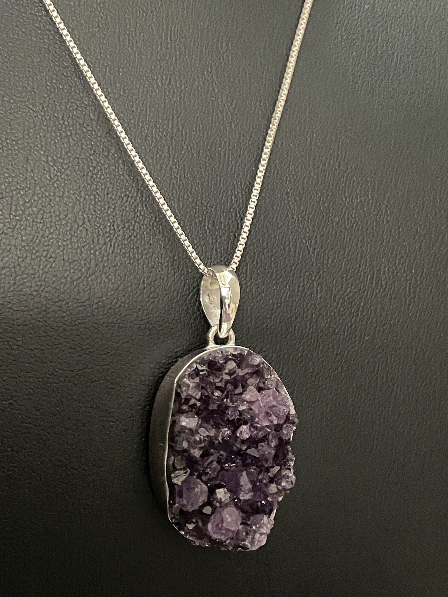 Echte Rohe Amethyst Geode Halskette, Sterling Silber Anhänger, Februar Birthstone Schmuck, Natürlicher Edelstein, Unikat von VonzJewel