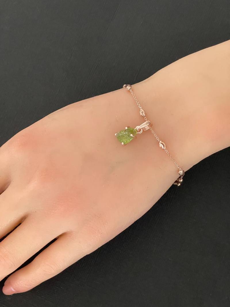 Echtes Roh Peridot Armband, 14K Rose Gold Vergoldet Über Sterling Silber Perlen Charm August Birthstone von VonzJewel