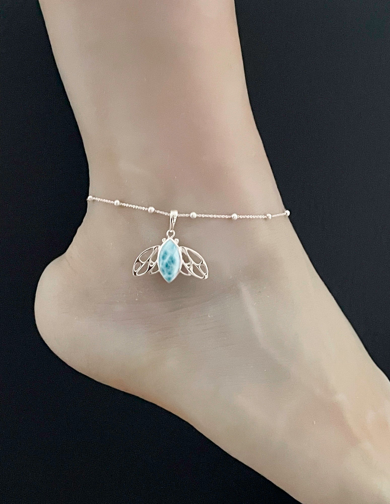 Natürliche Larimar Biene Fußkette, Sterling Silber Perlen Ankle Armband, Hummel Charme, Strand Hochzeit Schmuck, März April Geburtsstein von VonzJewel