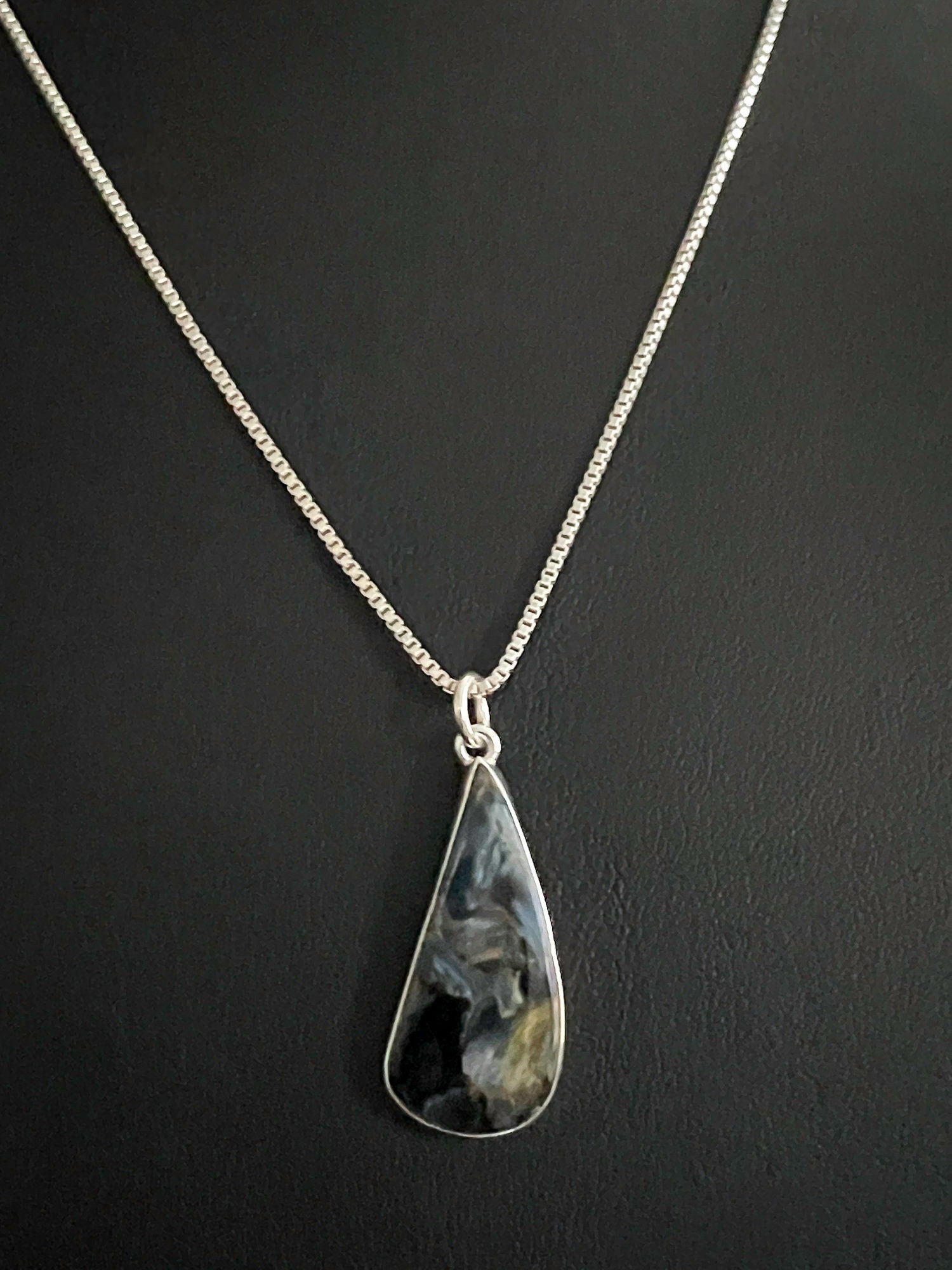 Natürlicher Pietersit Sturm Anhänger, Juli Birthstone Schmuck, August Hochzeitskette von VonzJewel