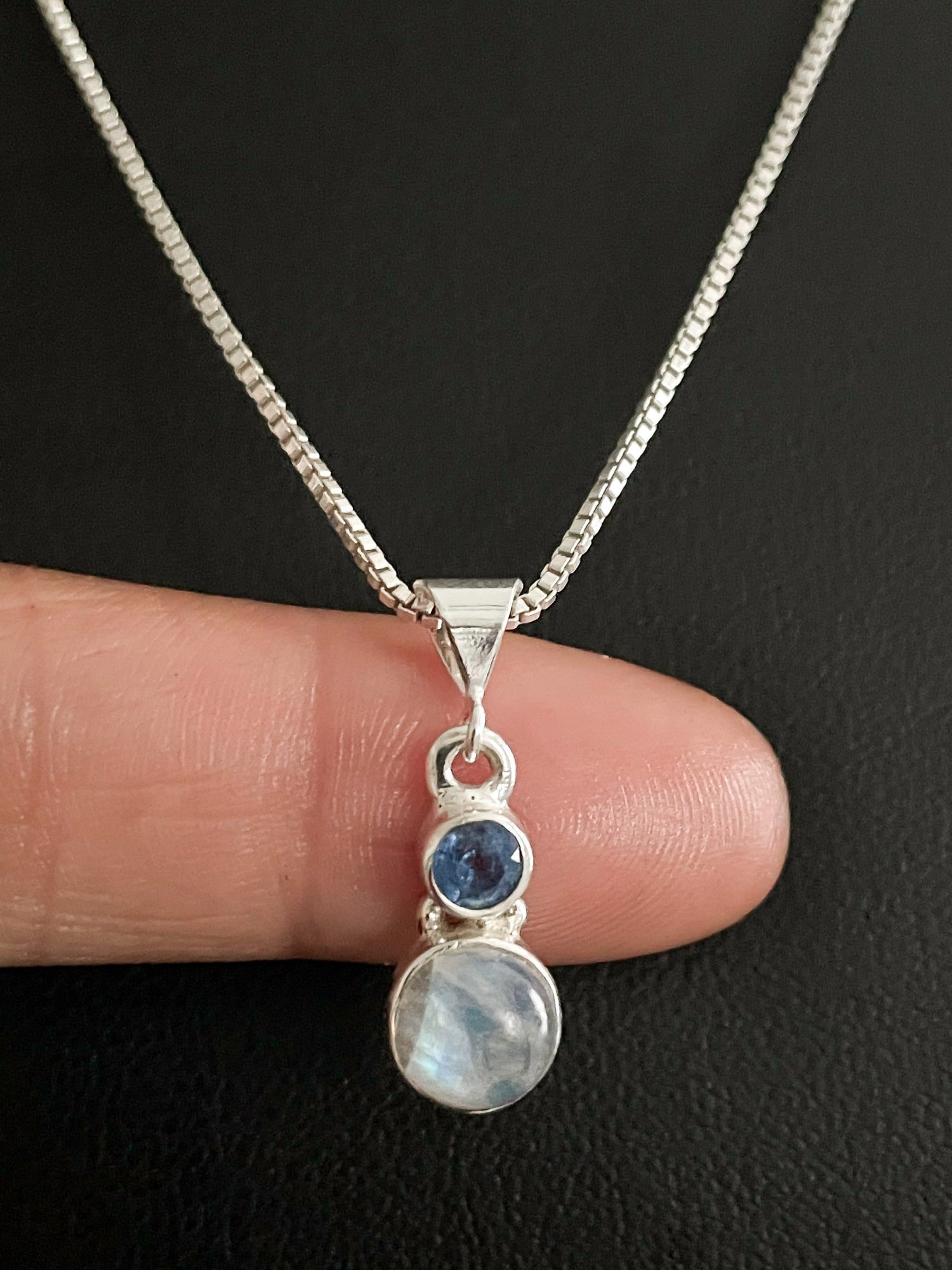 Natürlicher Regenbogen Mondstein Anhänger, Sterling Silber Blau Kyanit Halskette, Juni Birthstone Schmuck, September Schmuck von VonzJewel