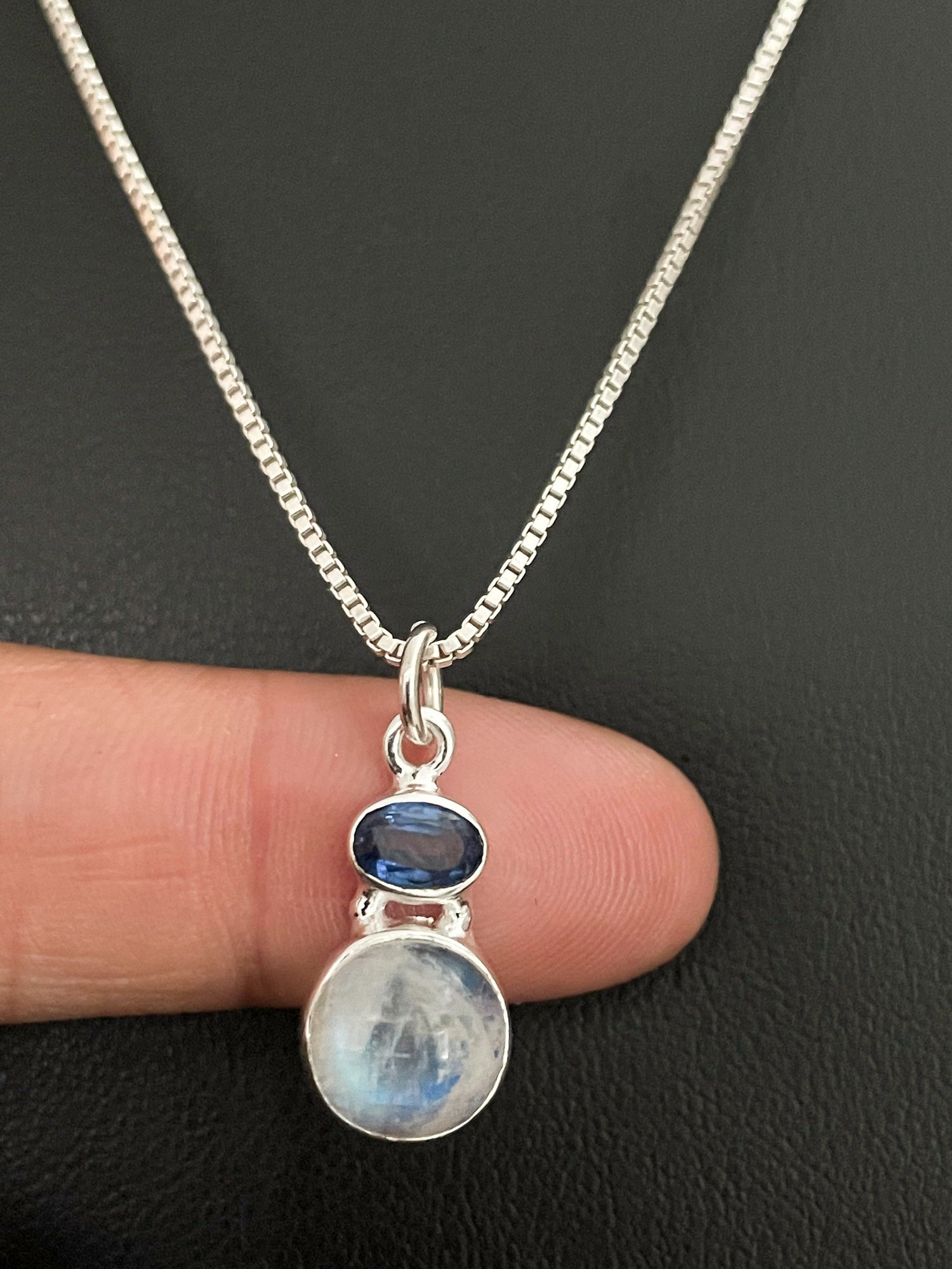 Natürlicher Regenbogen Mondstein Anhänger, Sterling Silber Blau Kyanit Halskette, Juni Birthstone Schmuck, September Schmuck von VonzJewel