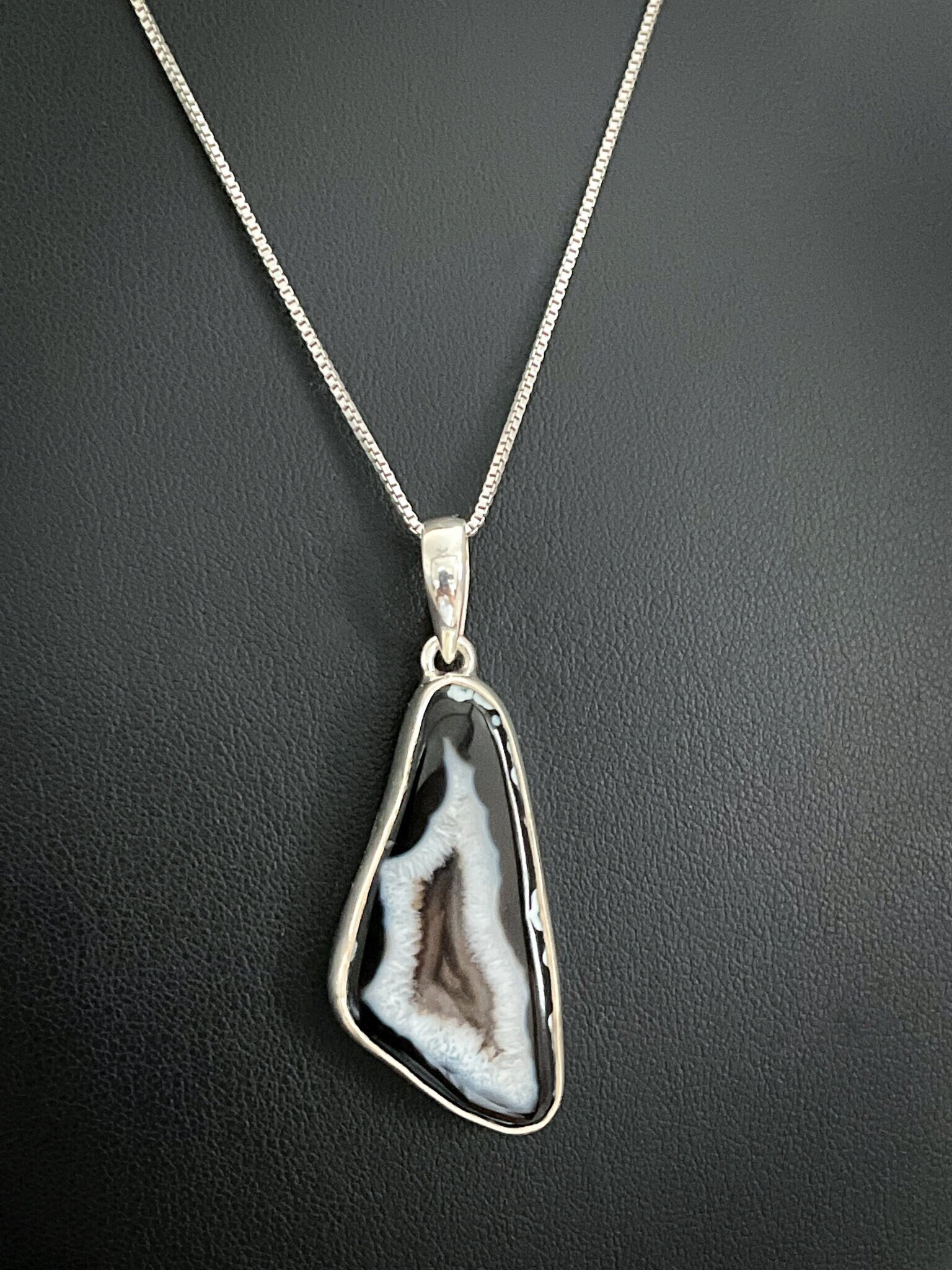 Natürlicher Schwarzer Achat Anhänger, Sterling Silber Halskette, September Birthstone Schmuck, Geode Druzy Edelstein, Schutzkristall von VonzJewel