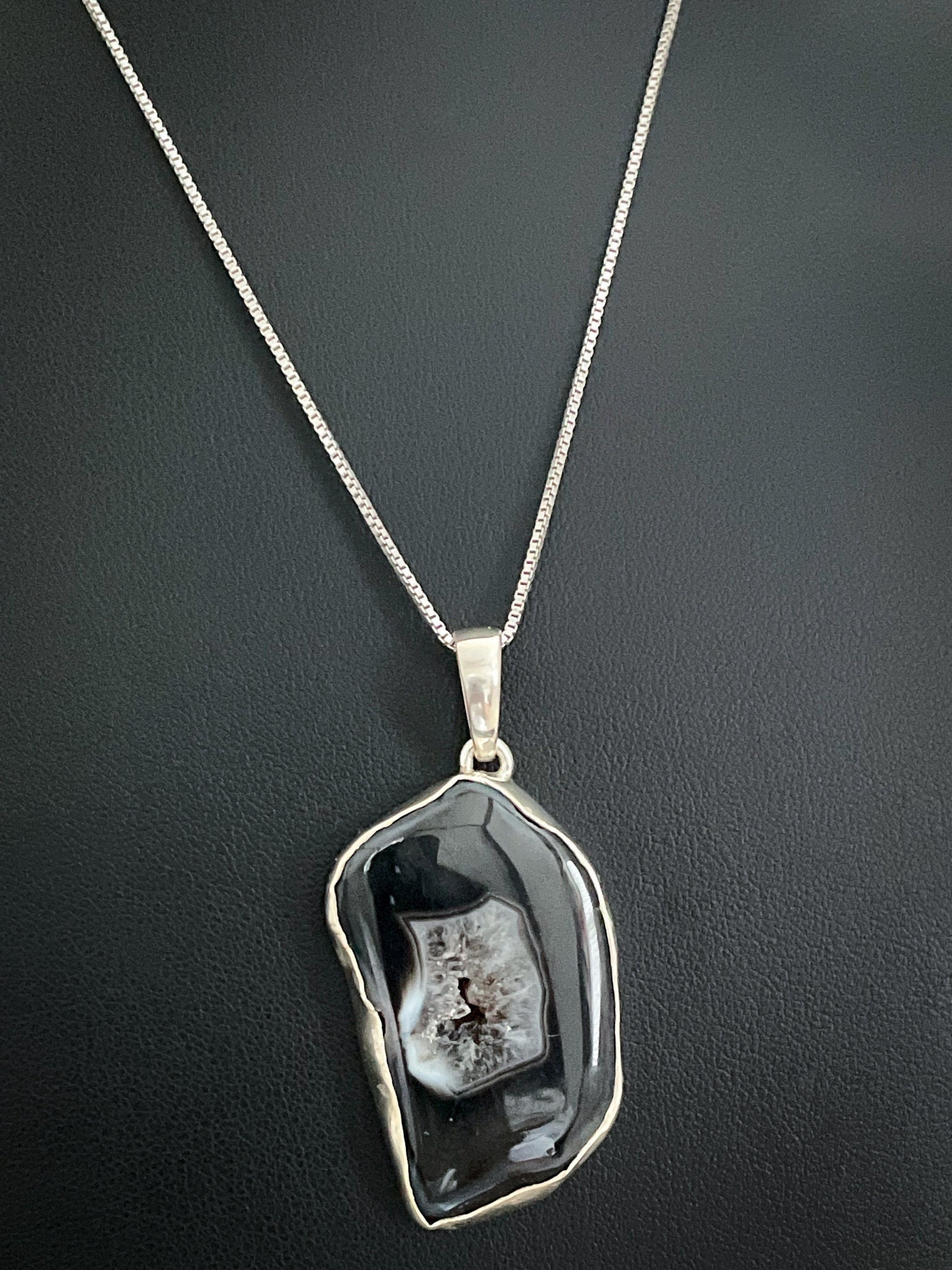 Natürlicher Schwarzer Achat Anhänger, Sterling Silber Halskette, September Birthstone Schmuck, Geode Druzy Edelstein, Schutzkristall von VonzJewel