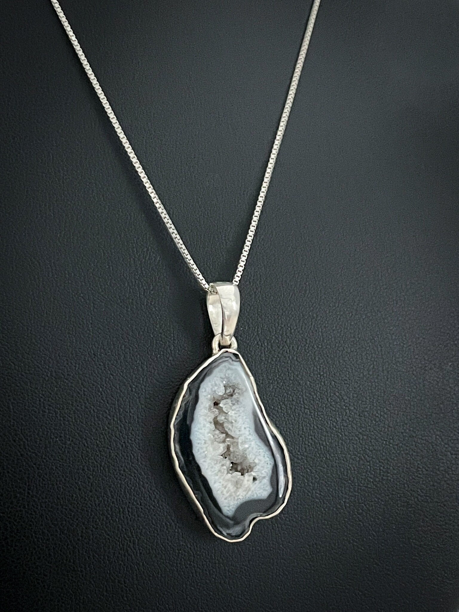 Natürlicher Schwarzer Achat Anhänger, Sterling Silber Halskette, September Birthstone Schmuck, Geode Druzy Edelstein, Schutzkristall von VonzJewel