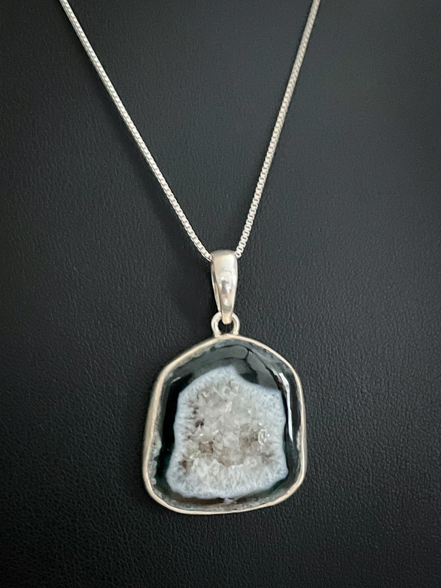 Natürlicher Schwarzer Achat Anhänger, Sterling Silber Halskette, September Birthstone Schmuck, Geode Druzy Edelstein, Schutzkristall von VonzJewel