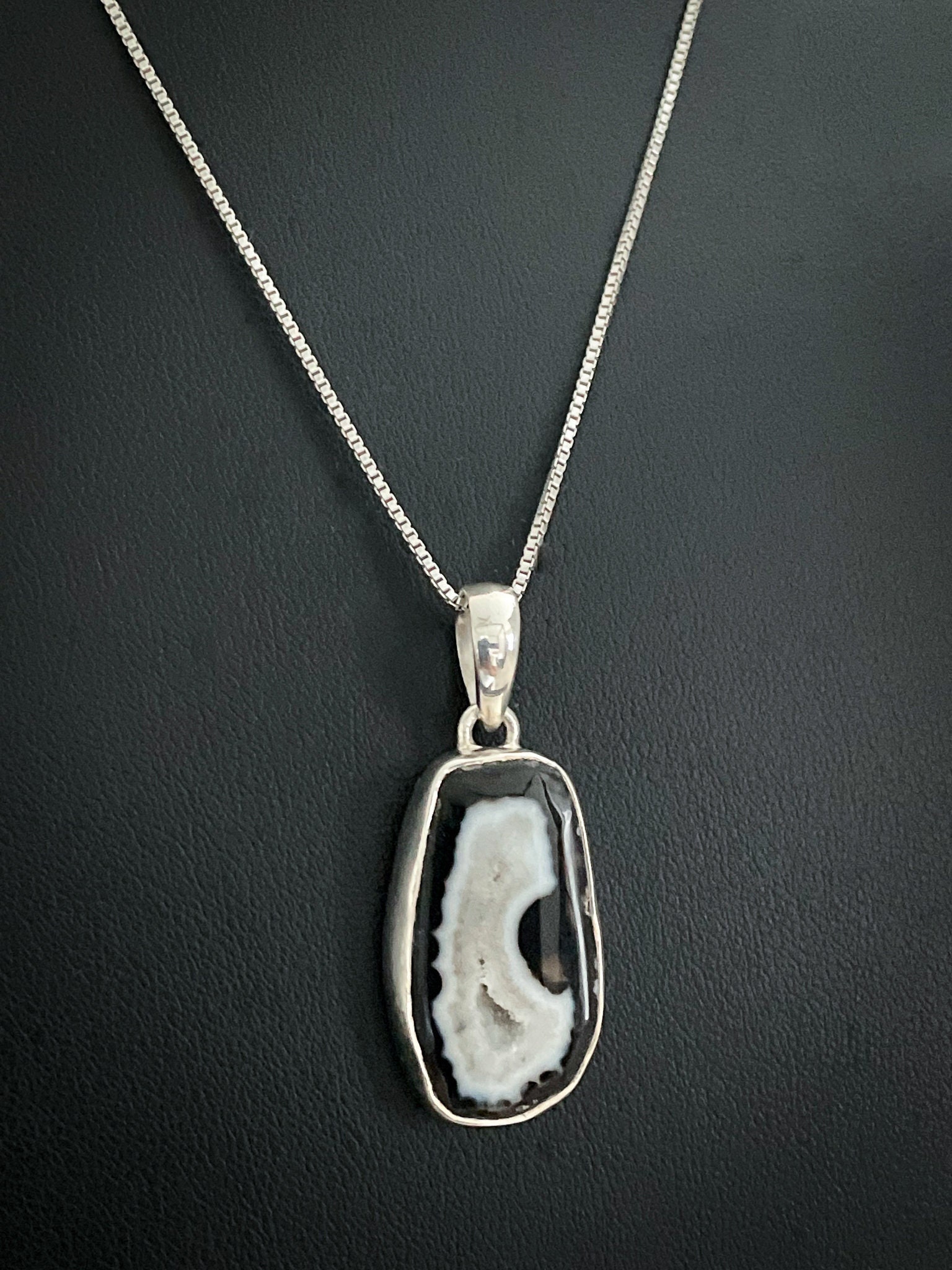 Natürlicher Schwarzer Achat Anhänger, Sterling Silber Halskette, September Birthstone Schmuck, Geode Druzy Edelstein, Schutzkristall von VonzJewel