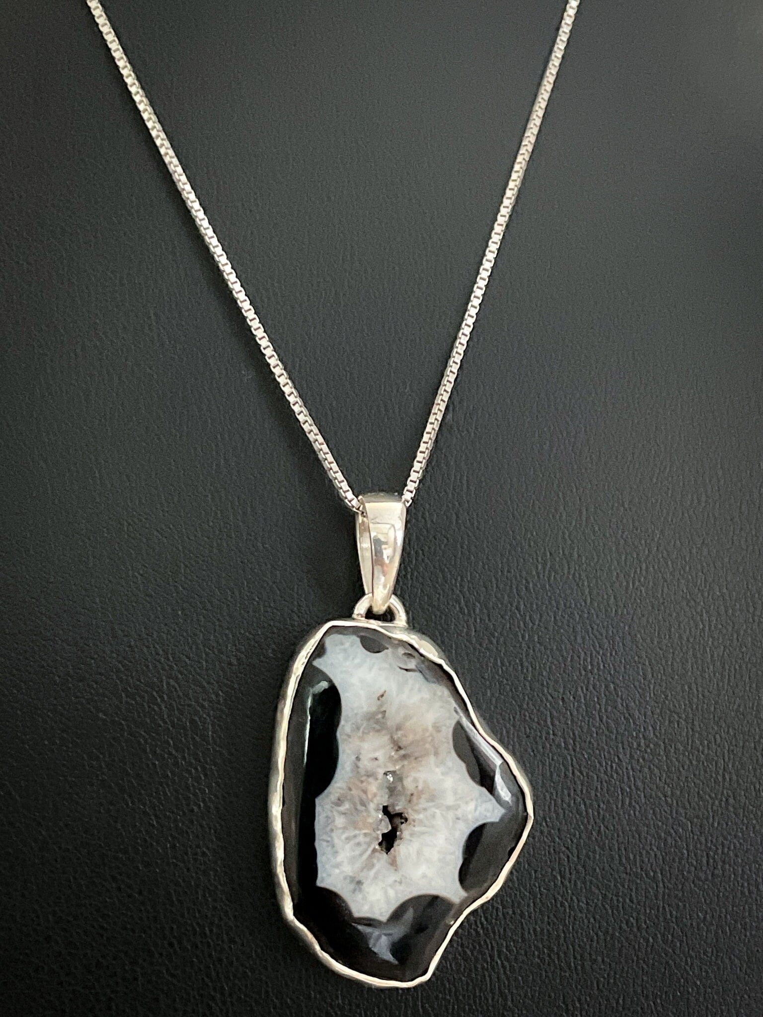 Natürlicher Schwarzer Achat Anhänger, Sterling Silber Halskette, September Birthstone Schmuck, Geode Druzy Edelstein, Schutzkristall von VonzJewel