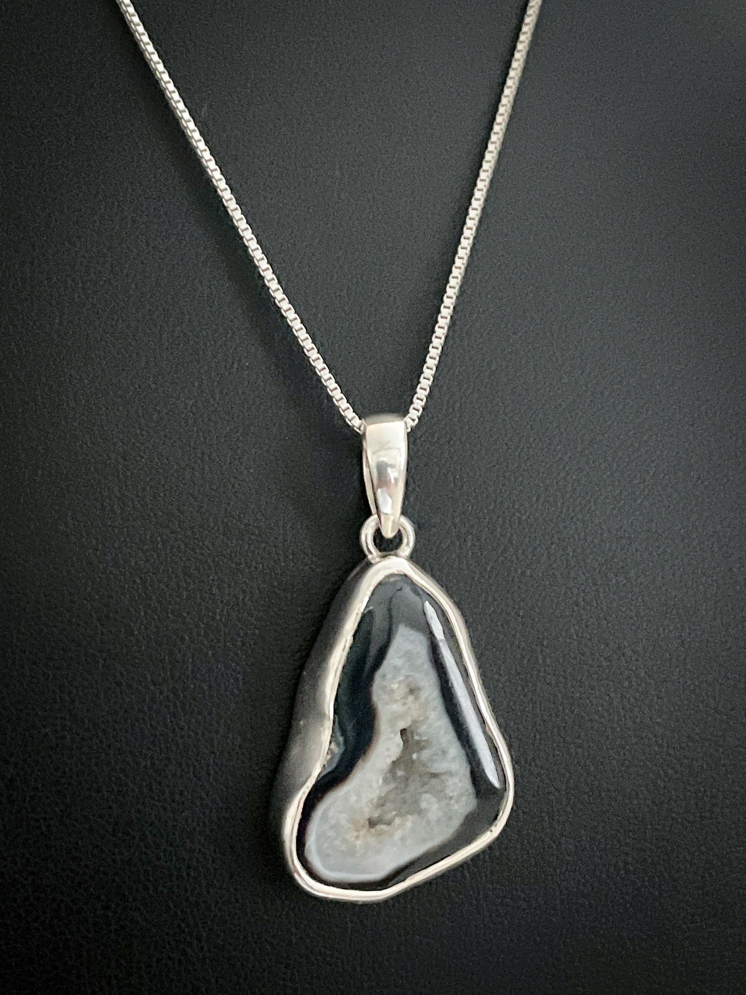 Natürlicher Schwarzer Achat Anhänger, Sterling Silber Halskette, September Birthstone Schmuck, Geode Druzy Edelstein, Schutzkristall von VonzJewel