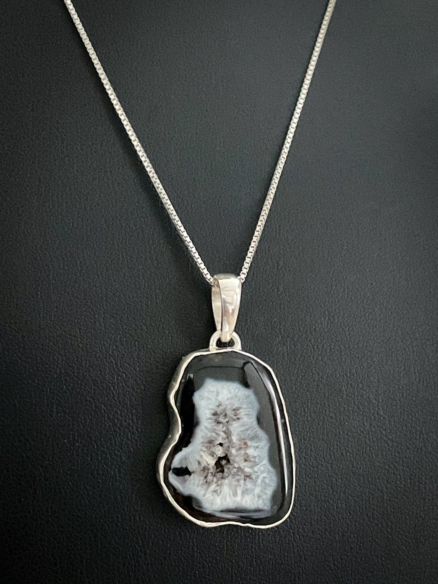 Natürlicher Schwarzer Achat Anhänger, Sterling Silber Schwarz Halskette, September Birthstone Schmuck, Geode Druzy Edelstein, Schutzkristall von VonzJewel