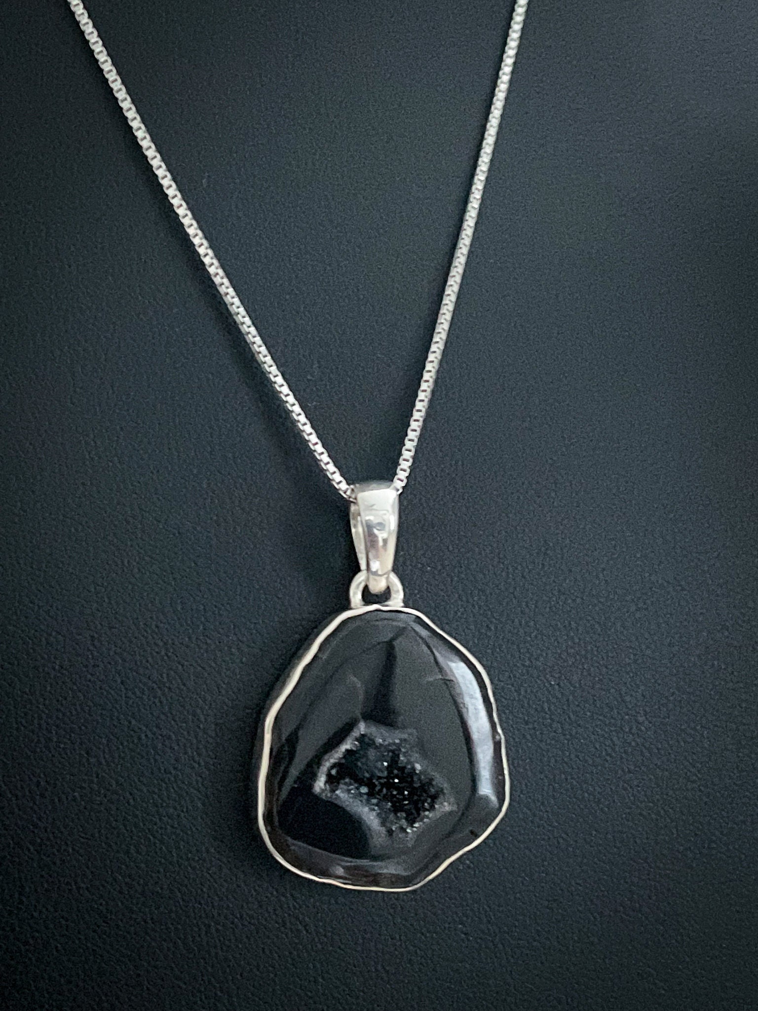 Natürlicher Schwarzer Achat Anhänger, Sterling Silber Schwarz Halskette, September Birthstone Schmuck, Geode Druzy Edelstein, Schutzkristall von VonzJewel