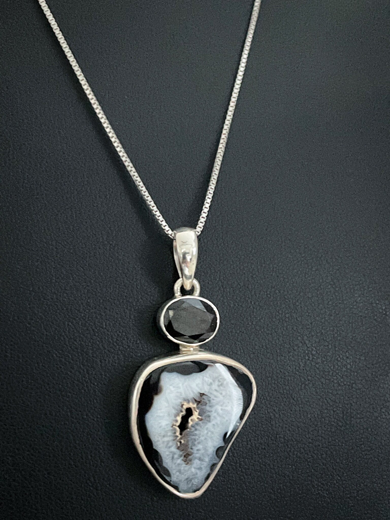 Natürlicher Schwarzer Onyx Achat Anhänger, Sterling Silber Halskette, Dezember Birthstone Schmuck, Geode Druzy Edelstein von VonzJewel