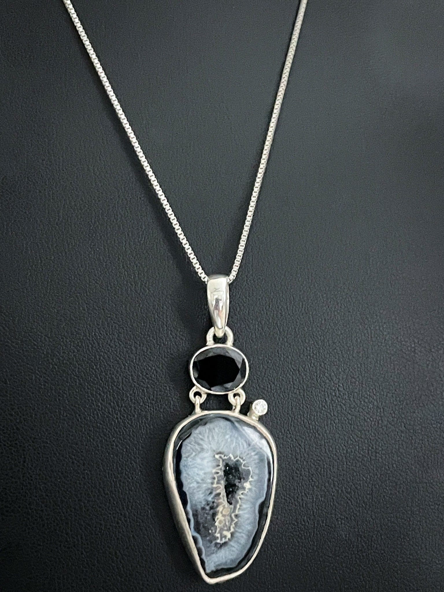 Natürlicher Schwarzer Onyx Achat Anhänger, Sterling Silber Weißer Topas Halskette, Dezember Birthstone Schmuck, Geode Druzy Edelstein von VonzJewel