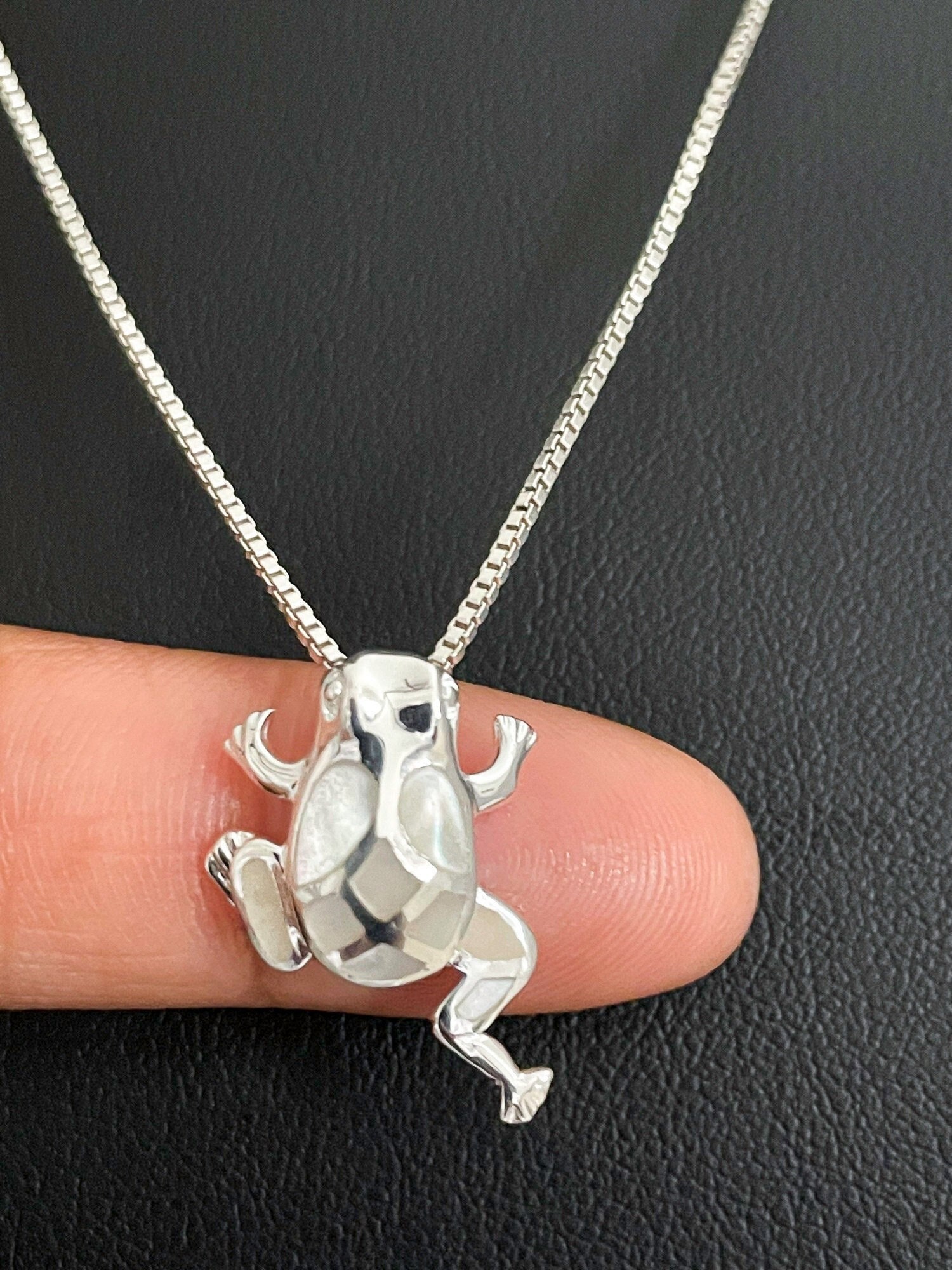 Perlmutt Frosch Halskette, Sterling Silber Perle Anhänger, Glücksbringer Schmuck, Charm Frosch-Liebhaber Schmuck von VonzJewel