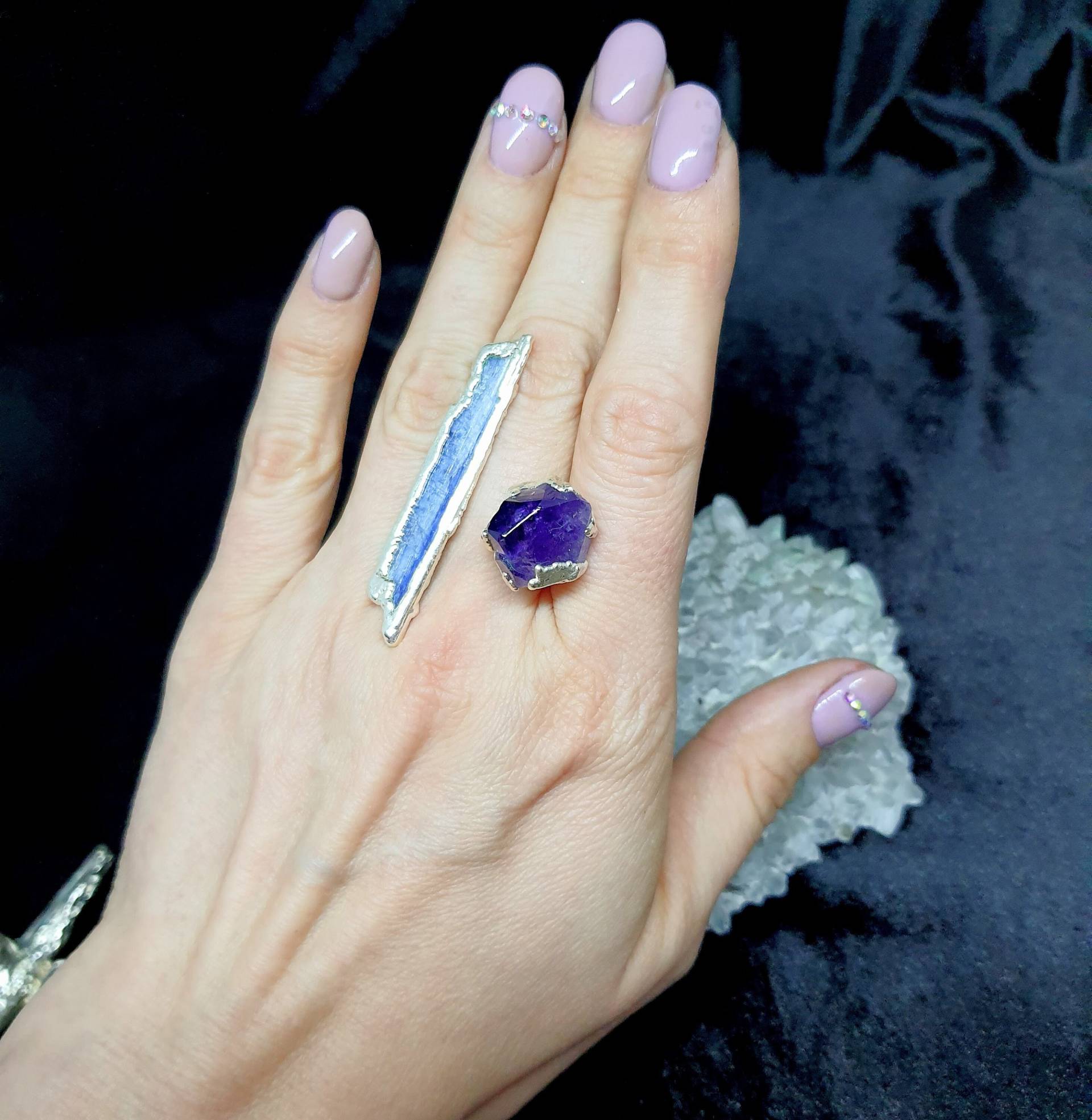 Amethyst Kyanit Kristall Silber Ring, Blauer Stein Schmuck, Roh Edelstein, Fantasy Geschenk Für Sie, Ring Frauen, Cocktail Amethyst Kyanit Kristall Silber Ring, Blauer Stein Schmuck, Roh Edelstein, Fantasy Geschenk Für Sie, Ring Frauen, Cocktail von VoobrajariummArt
