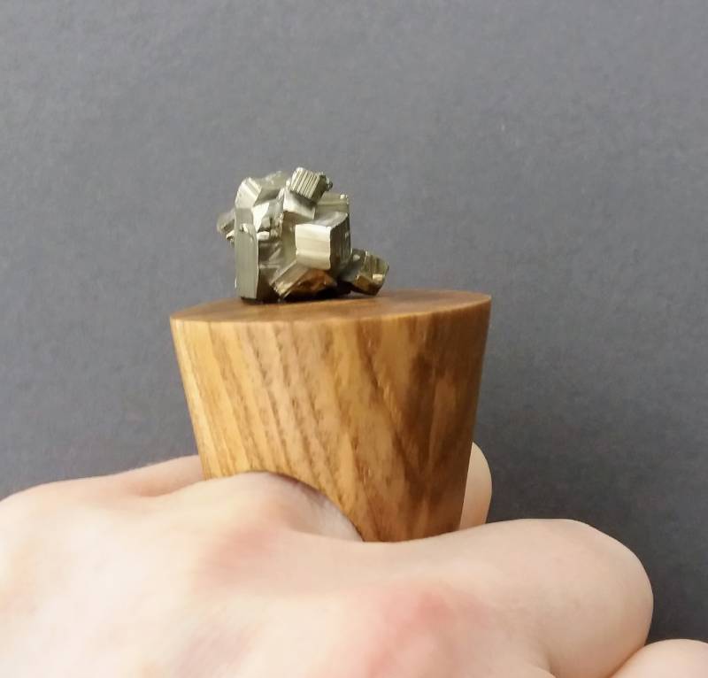 Großer Holzring Frauen Mit Pyrit, Zierlich Ring, Eichenholz Moderner Ring Für Frauen, Eco Freundliche Schmuck, Holz Ring, Unikat Großer Holzring Frauen Mit Pyrit, Zierlich Ring, Eichenholz Moderner Ring Für Frauen, Eco Freundliche Schmuck, Holz Ring, Unikat von VoobrajariummArt