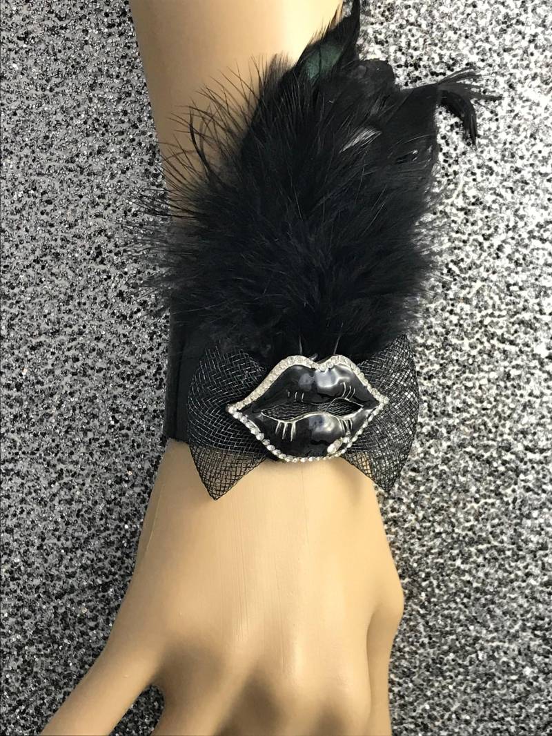 Leder "Kiss It" Bling Feder Armband von VoodooSnowflake