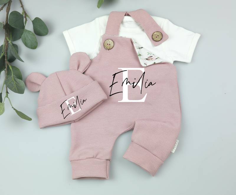 2Teiliges Baby Set Mit Namen Für Mädchen - Latzhose Passender Teddy Mütze Geschenk Zur Geburt Handmade Outfit von Voodulu