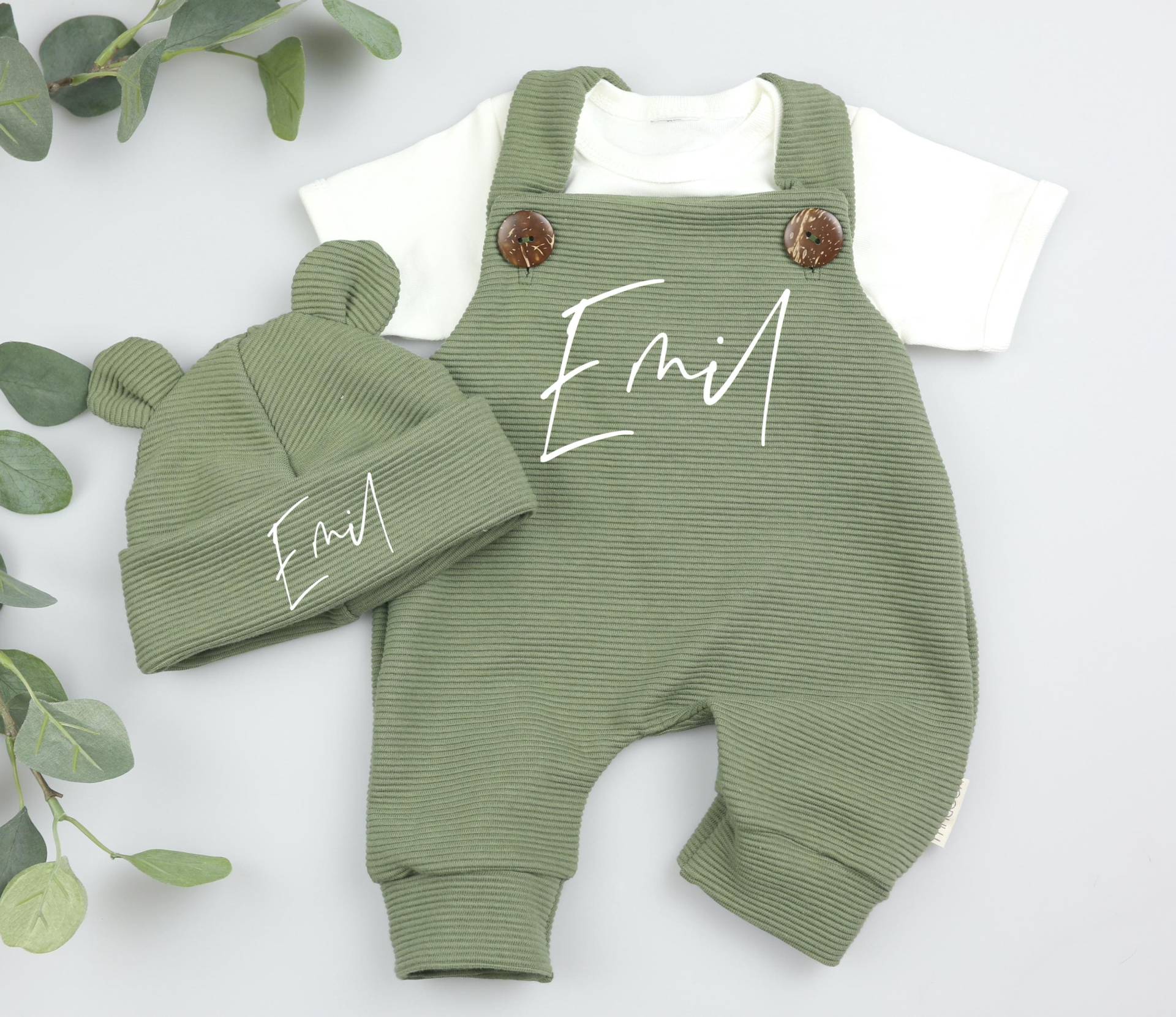 Babyset 2-Teilig Mit Name - Khaki Aus Jersey Latzhose & Mütze Geschenk Zur Geburt Unisex Handmade Outfit von Voodulu