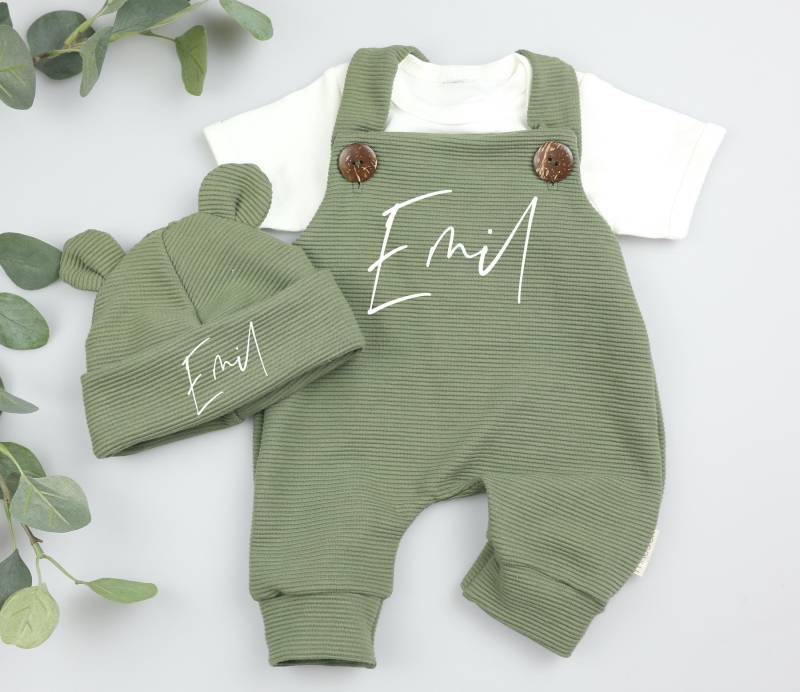 Babyset 2-Teilig Mit Name - Khaki Aus Jersey Latzhose & Mütze Geschenk Zur Geburt Unisex Handmade Outfit von Voodulu