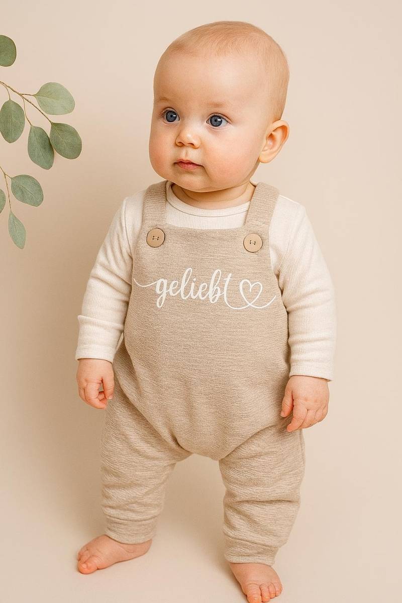 Geliebte Baby Latzhose Mit Namen - Romper in Beige Melange Hose Holzknöpfen Geschenk Zur Geburt Jungs Outfit -Handmade von Voodulu