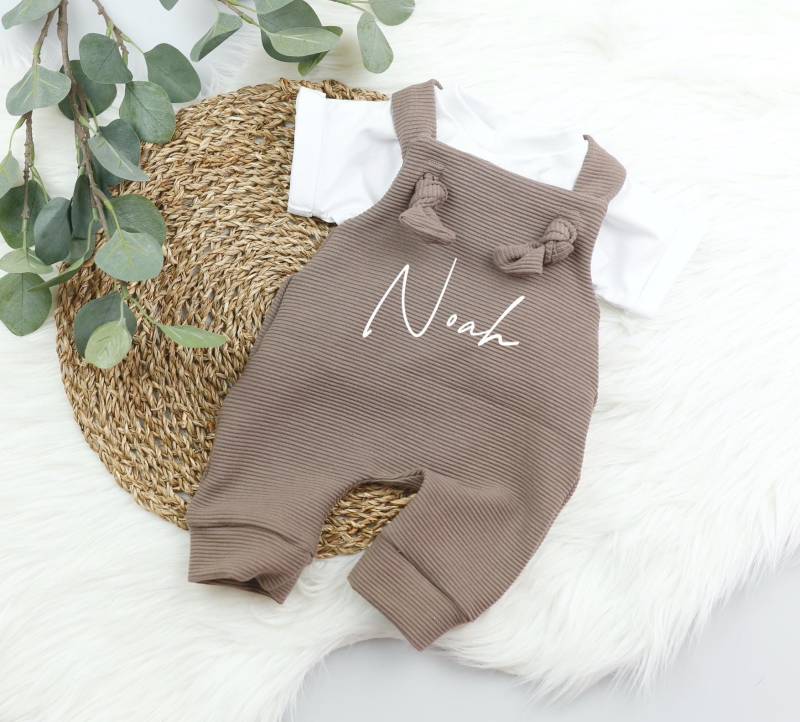 Geschenk Zur Geburt - Baby Latzhose Personalisiert Romper Neugeborene Nachhaltig & Handgemacht Braun Mit Knoten von Voodulu