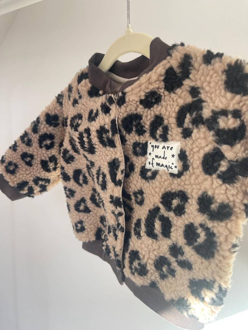 Handmade Baby College Jacke Aus Leoparden Plüsch - Innen Jersey Hält Schön Warum Und Ist Besonders Einzigartig von Voodulu