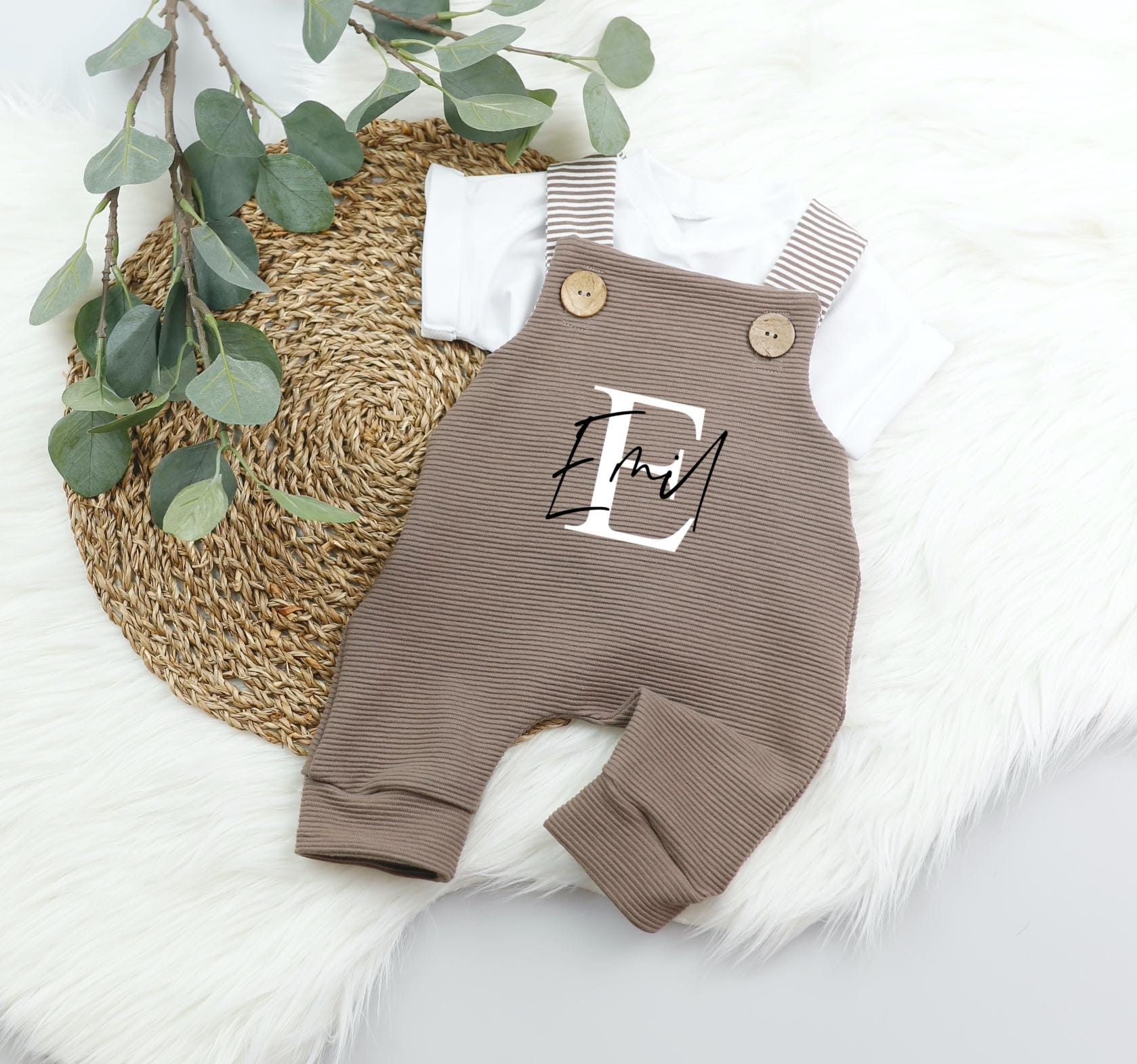 Handmade Baby Latzhose Aus Braunen Rip Jersey - Babykleidung Mit Personalisierung Nachhaltige Kindermode Geschenkidee Für Kinder von Voodulu