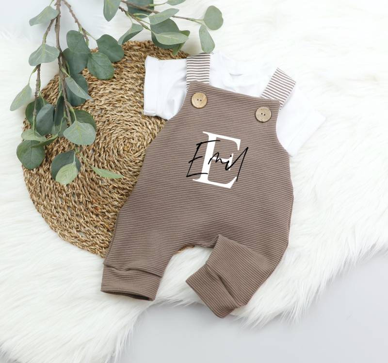 Handmade Baby Latzhose Aus Braunen Rip Jersey - Babykleidung Mit Personalisierung Nachhaltige Kindermode Geschenkidee Für Kinder von Voodulu