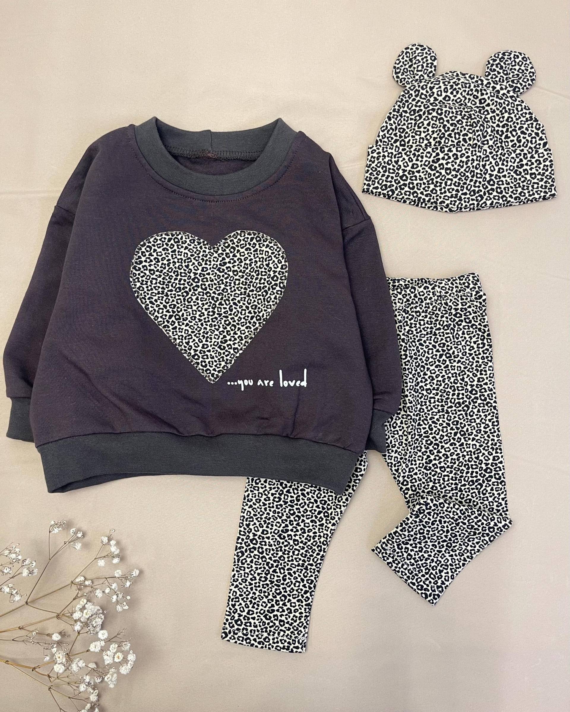 Handmade Baby Outfit - Oversize Sweater You Are So Loved Perfekte Geschenkidee Für Kinder & Babys Braun Und Leoprint von Voodulu