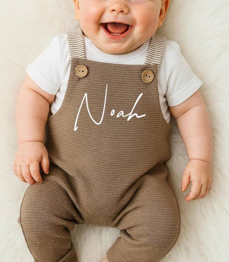 Handmade Jungen Latzhose Mit Namen - Geschenkidee Zur Geburt Romper Für Neugeborene Handgemacht & Nachhaltig Braun Holzknöpfen von Voodulu