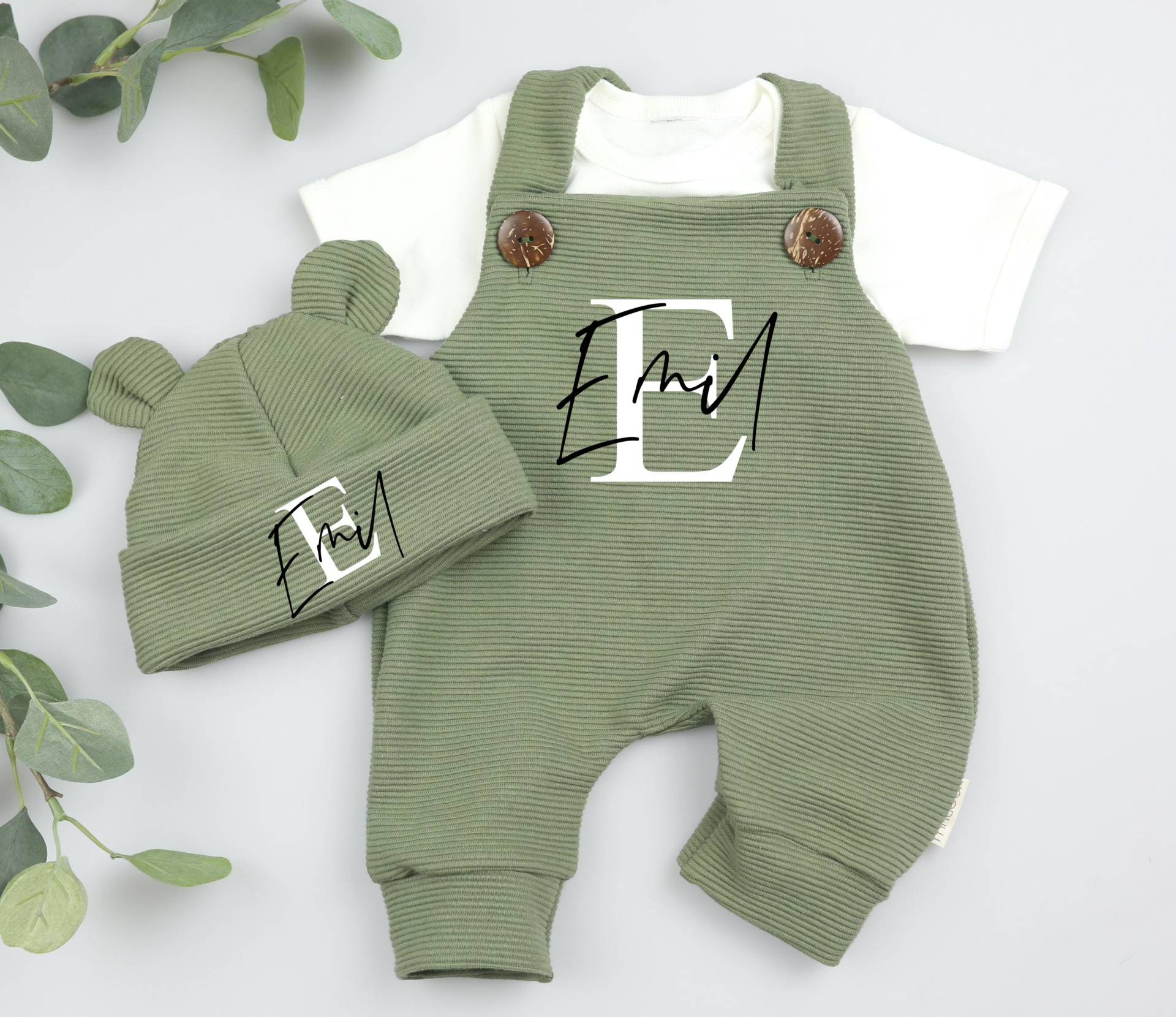 Komplettes Baby Outfit in Kahki - Mit Personalisierung Besondere Geschenkidee Für Babys Einzigartige Babykleidung von Voodulu