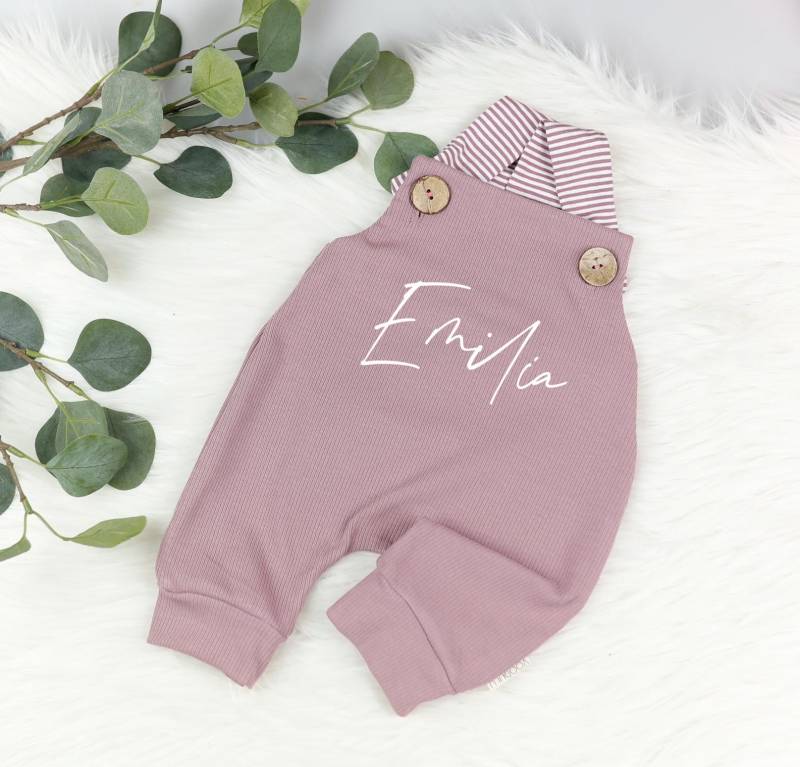 Latzhose"Blümi" - Romper Baby Mauve Streifen Holzknöpfe Geschenk Geburt Taufe Junge Mädchen Personalisiert Rib Jersey von Voodulu
