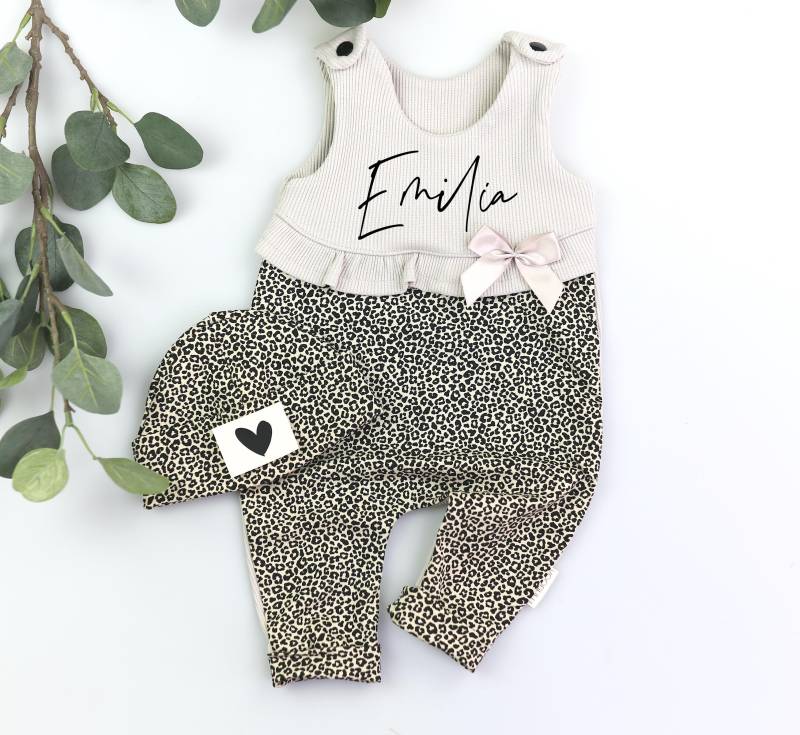 strampler Personalisiert - Leopard Muster Mit Rüschen Geschenkidee Baby Schleife Beige Romper von Voodulu