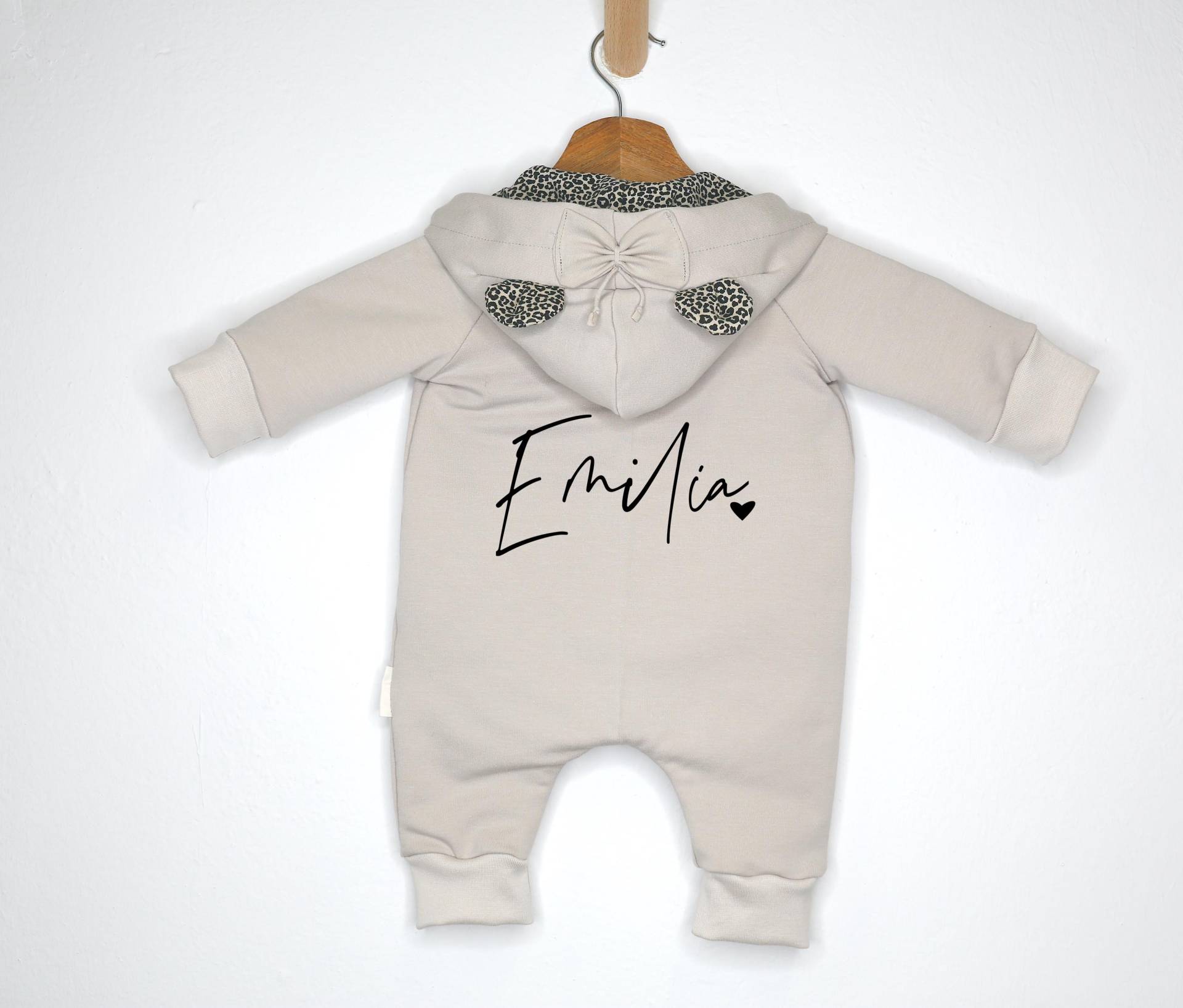 Newborn Romper Für Babys - Teddy Ohren Bio Babykleidung in Leo Look Und Personalisierung Geschenk Zur Geburt Taufe Weihnachten von Voodulu